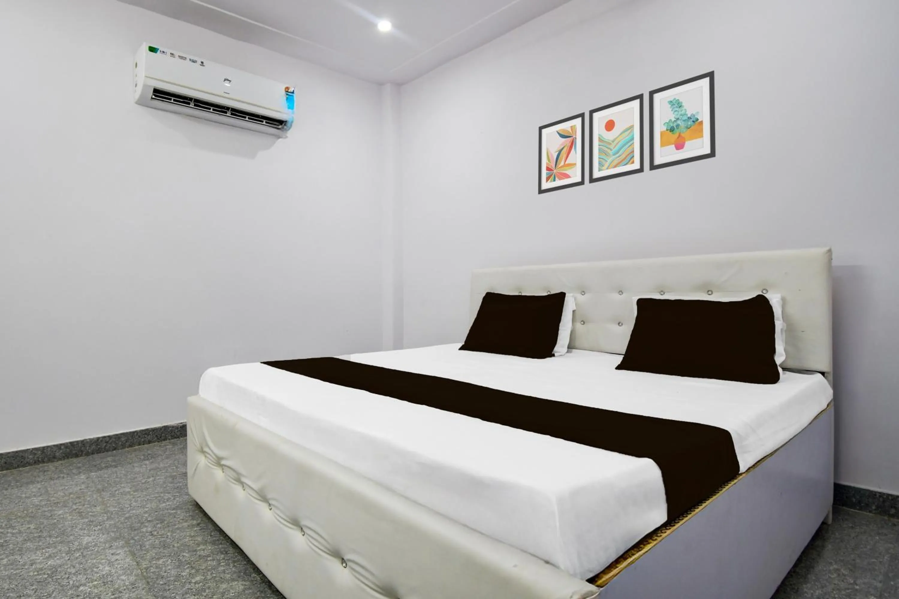 Bedroom in Hotel O Shri Balaji Marriage Lawn And Hotel