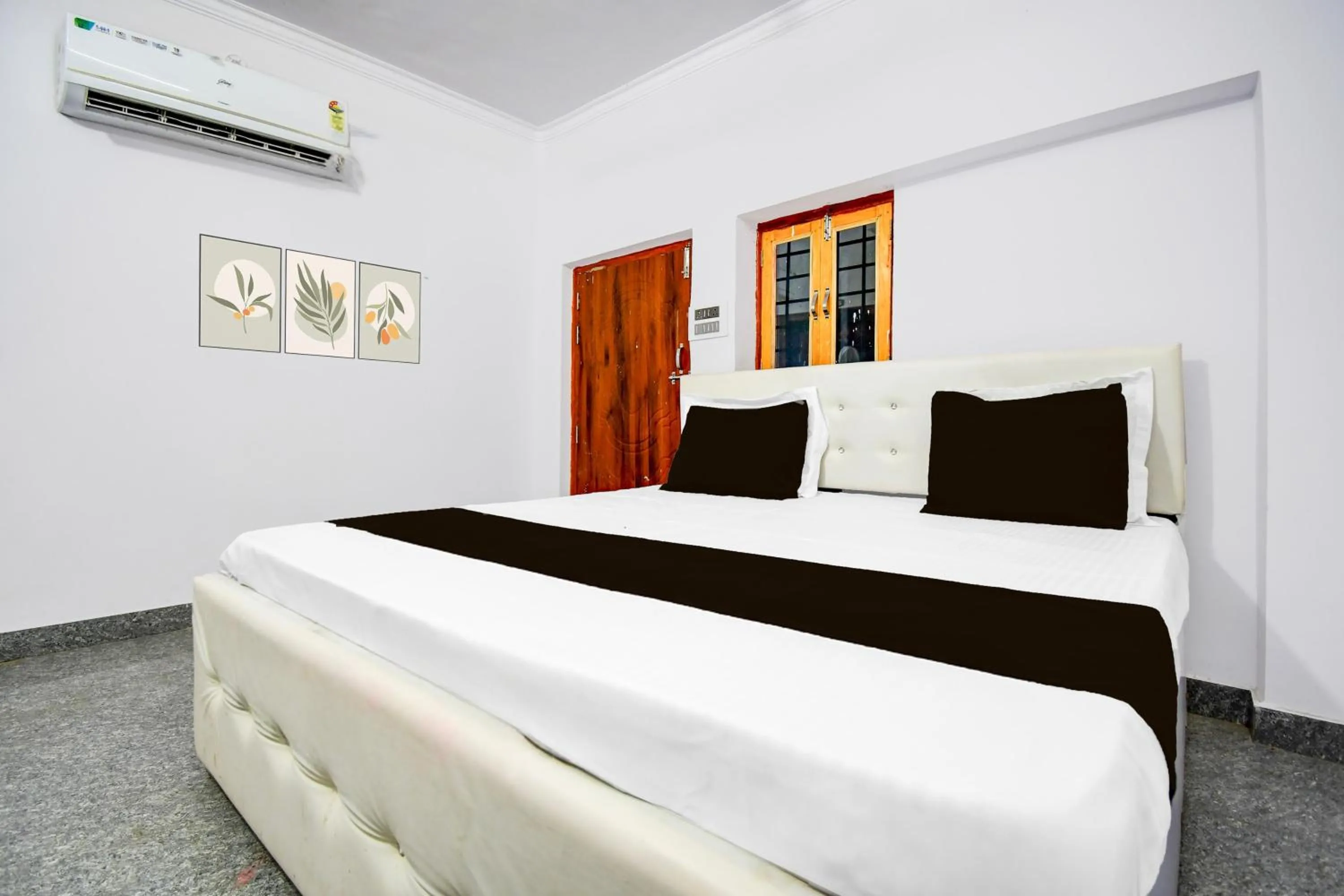 Bedroom in Hotel O Shri Balaji Marriage Lawn And Hotel