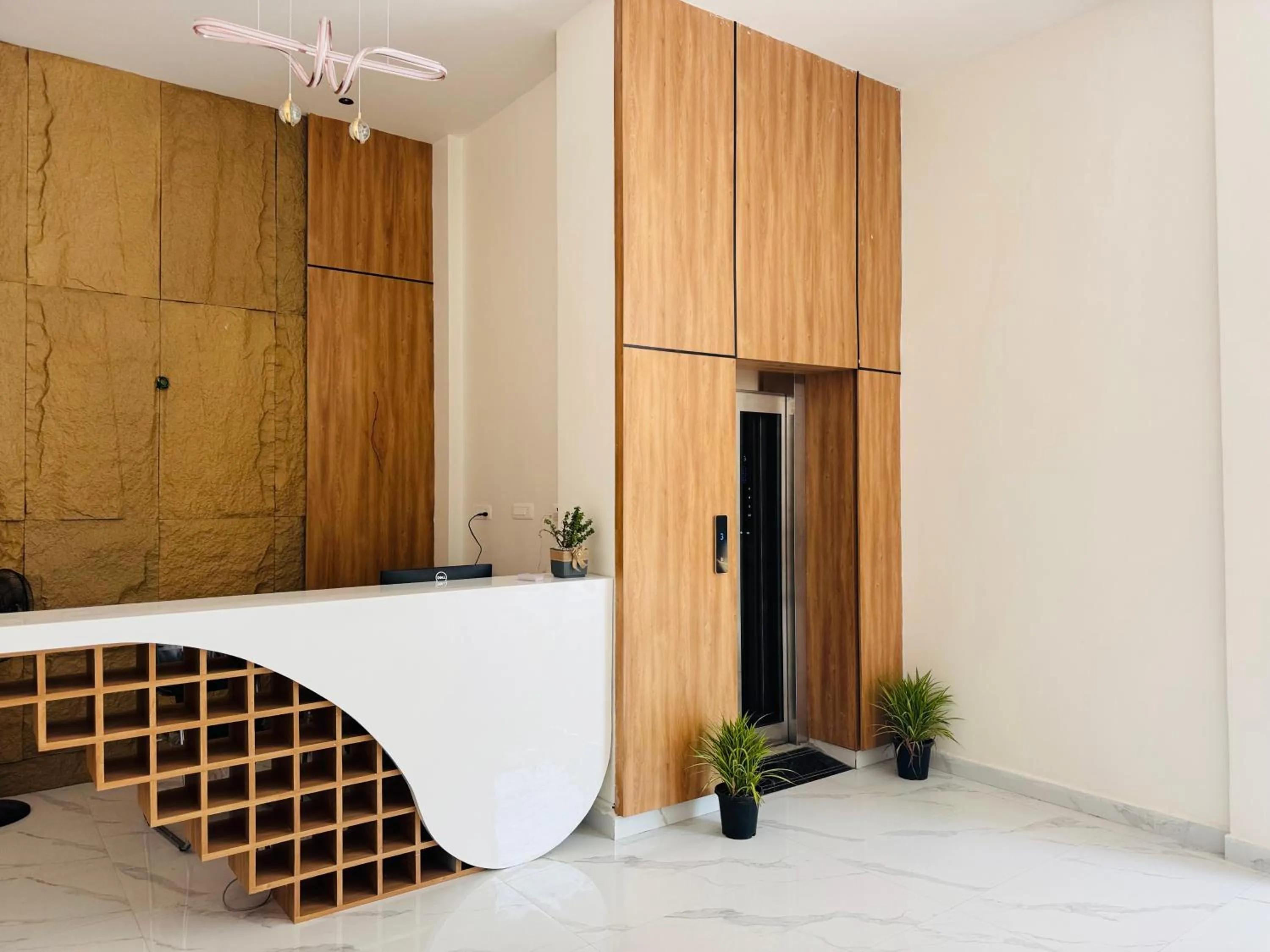 Lobby or reception in White Ridge Premium Hotel - Hitec City