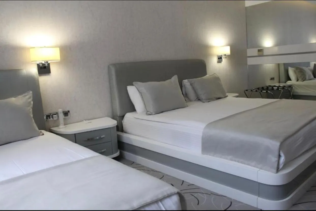 Restaurant/places to eat, Bed in White Line Boutique Hotel