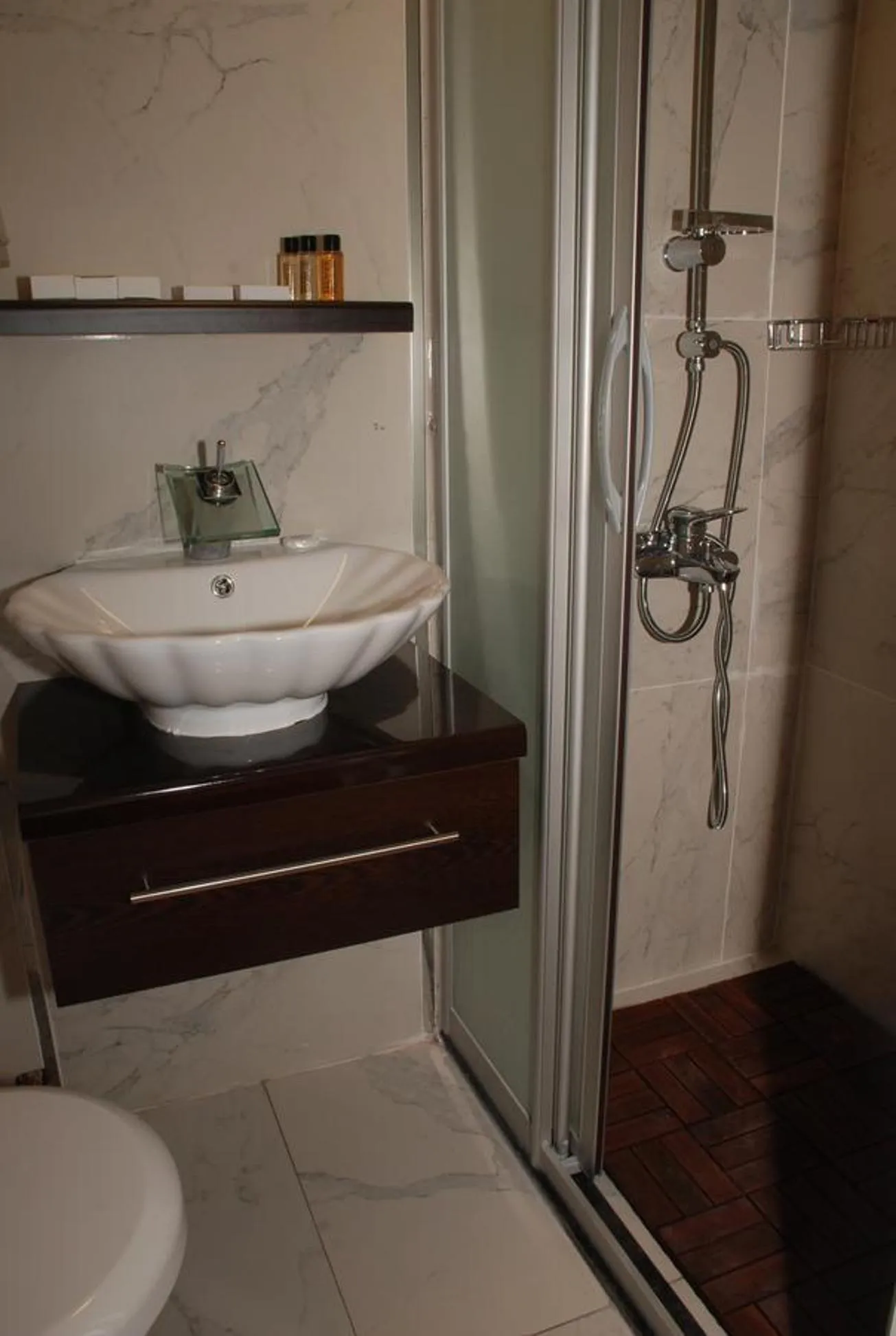 Shower in Mavi Inci Park Otel