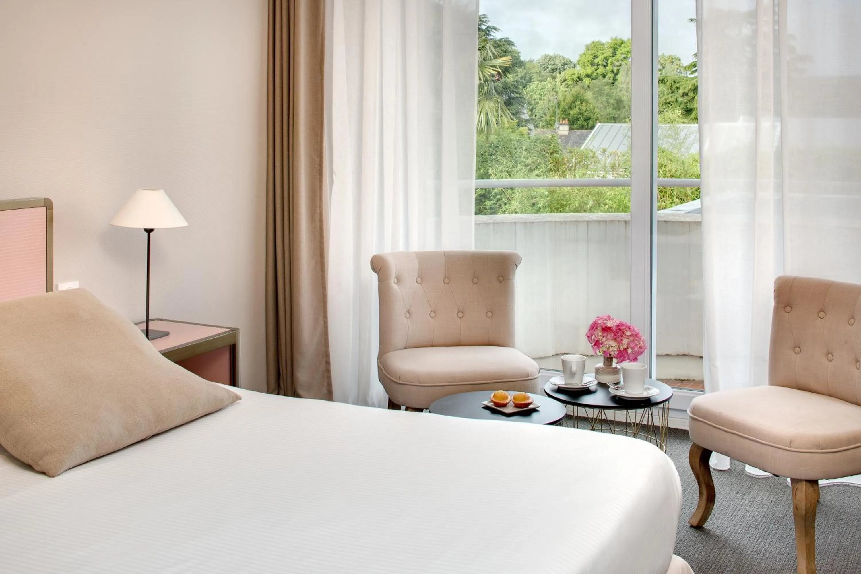 Living room, Bed in Grand Hôtel de Solesmes - Teritoria