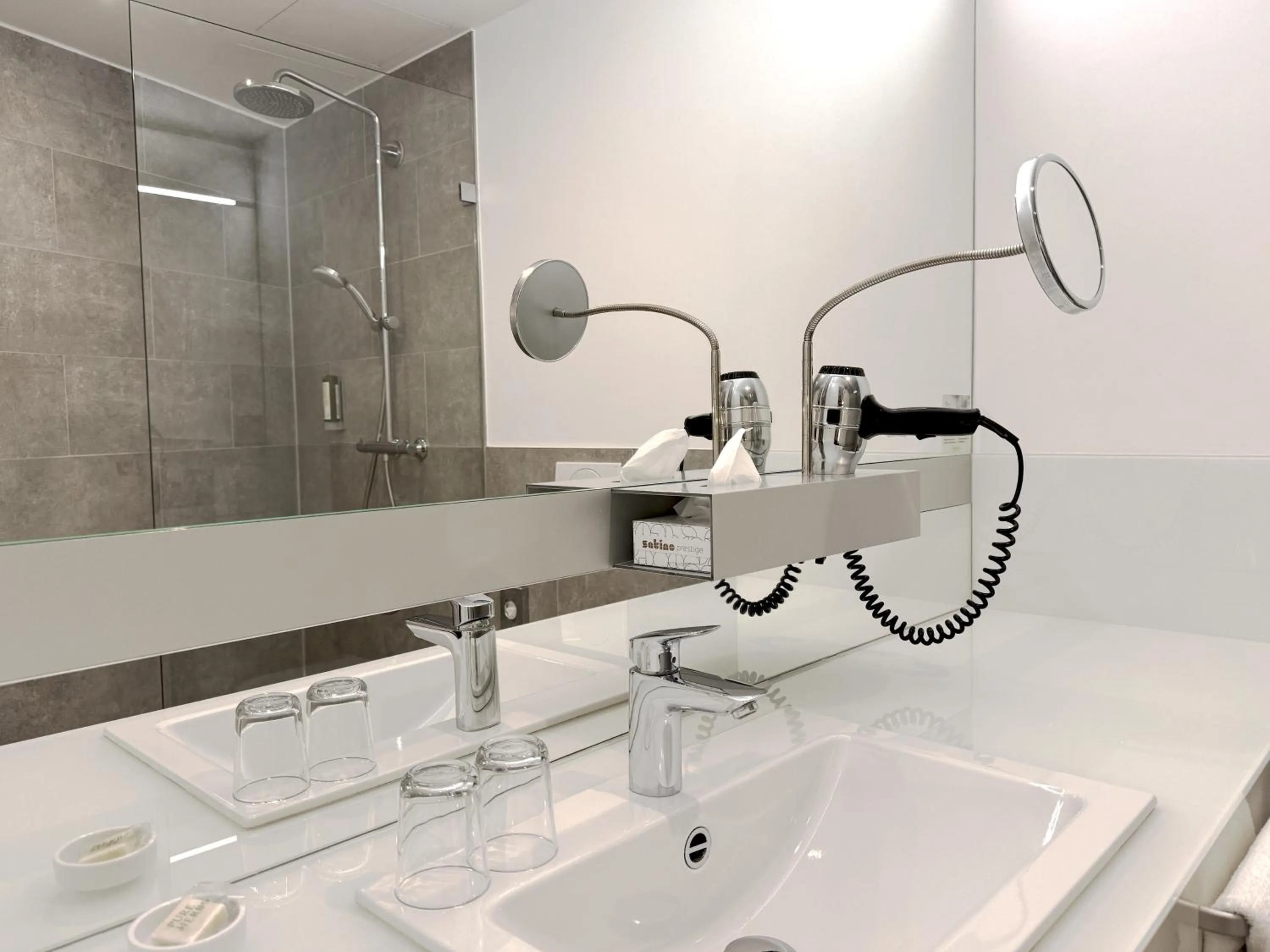 Shower in Grimm's Potsdamer Platz