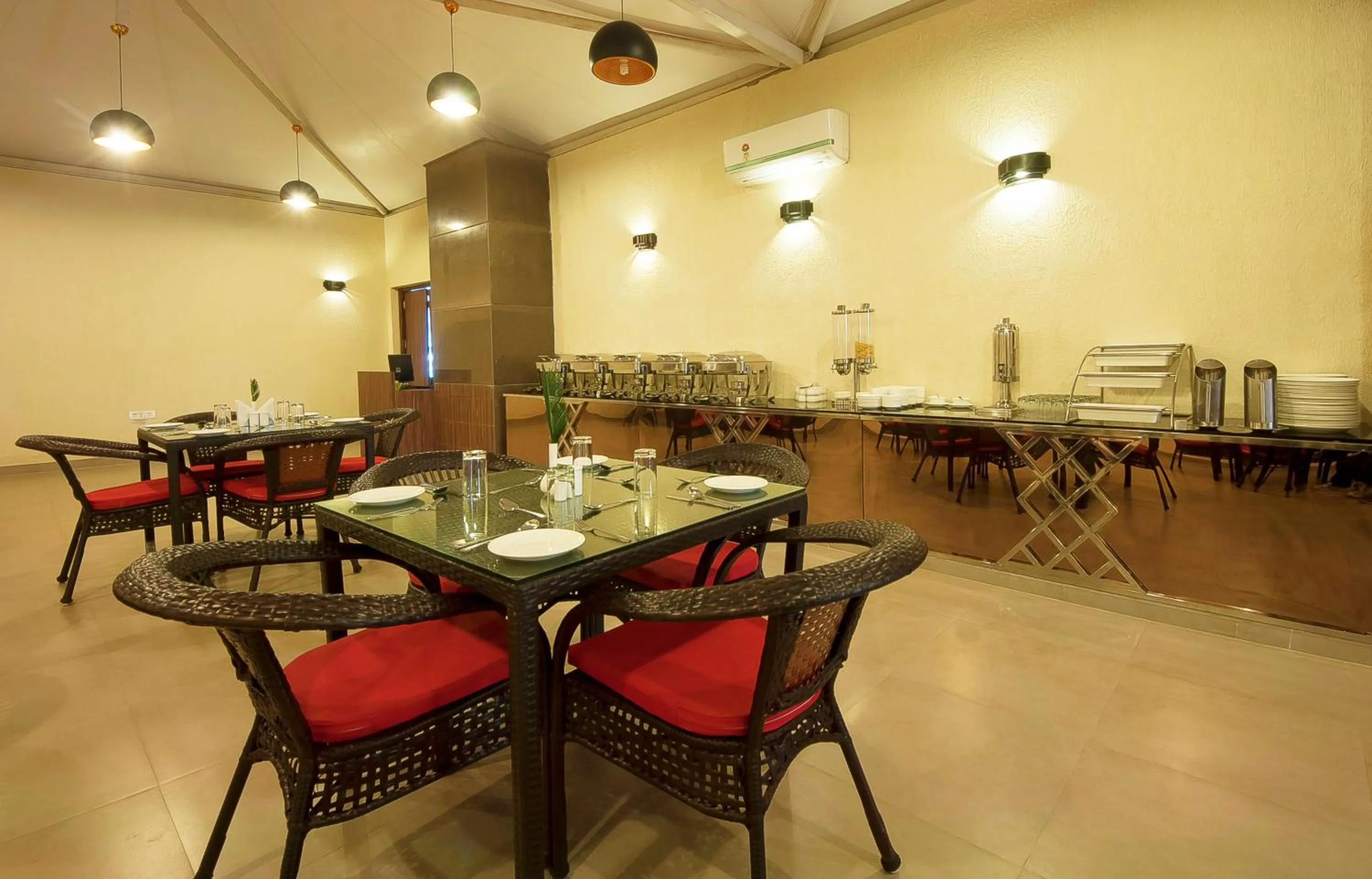 Restaurant/places to eat in Hotel Le Roi,Haridwar@Har Ki Pauri