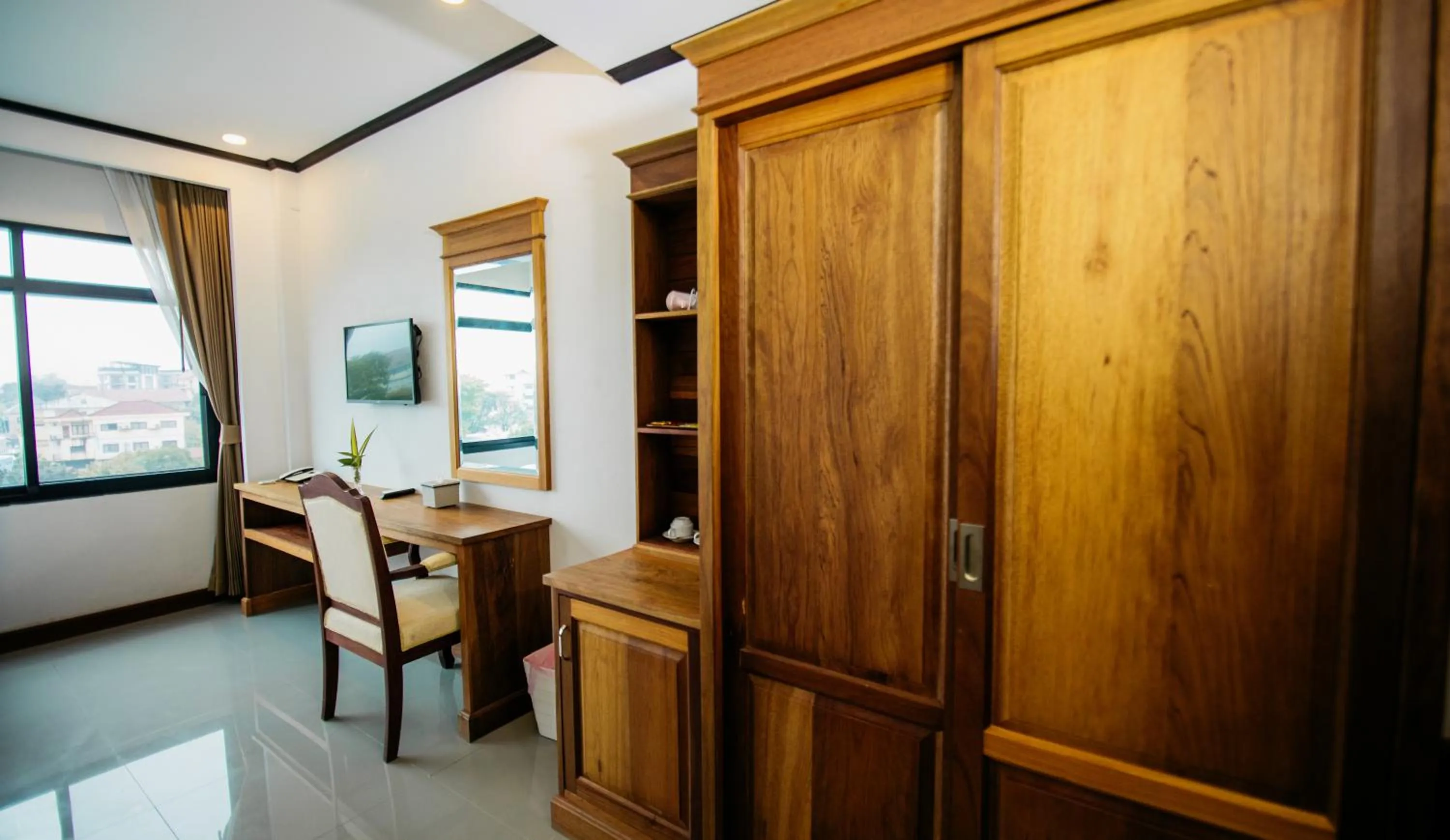 wardrobe in Sisombat Plaza Hotel