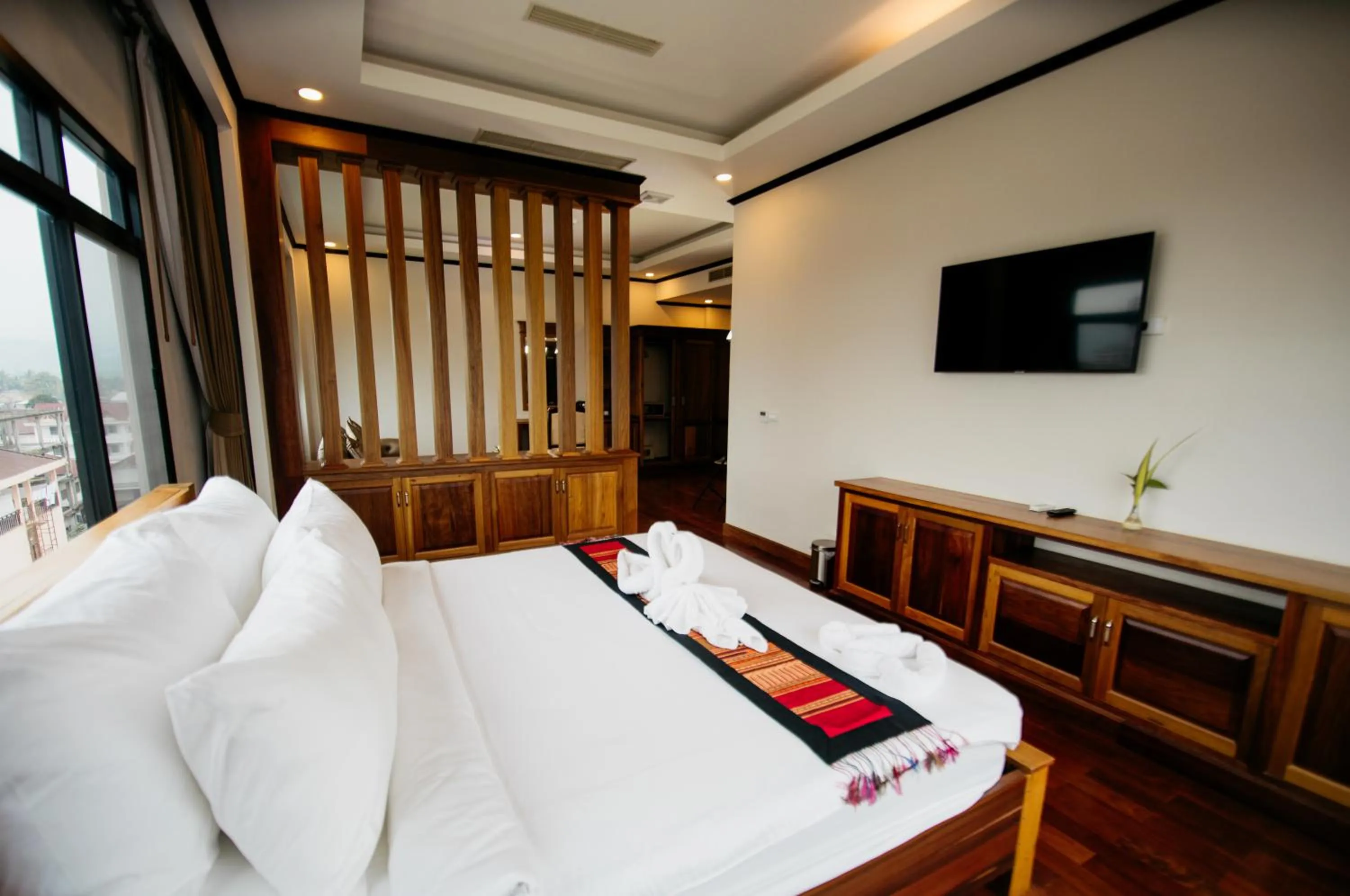 Bed in Sisombat Plaza Hotel