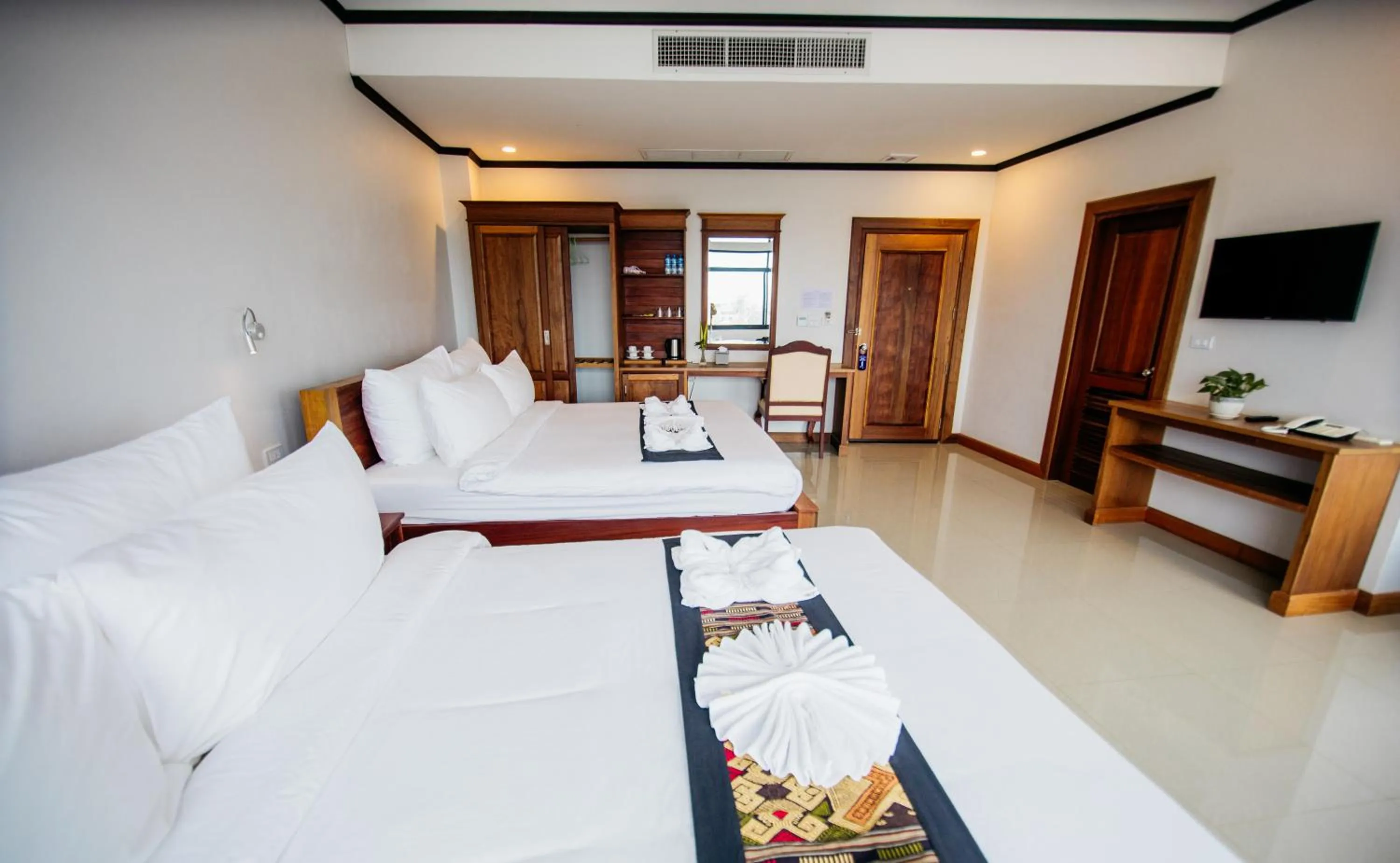Bed in Sisombat Plaza Hotel