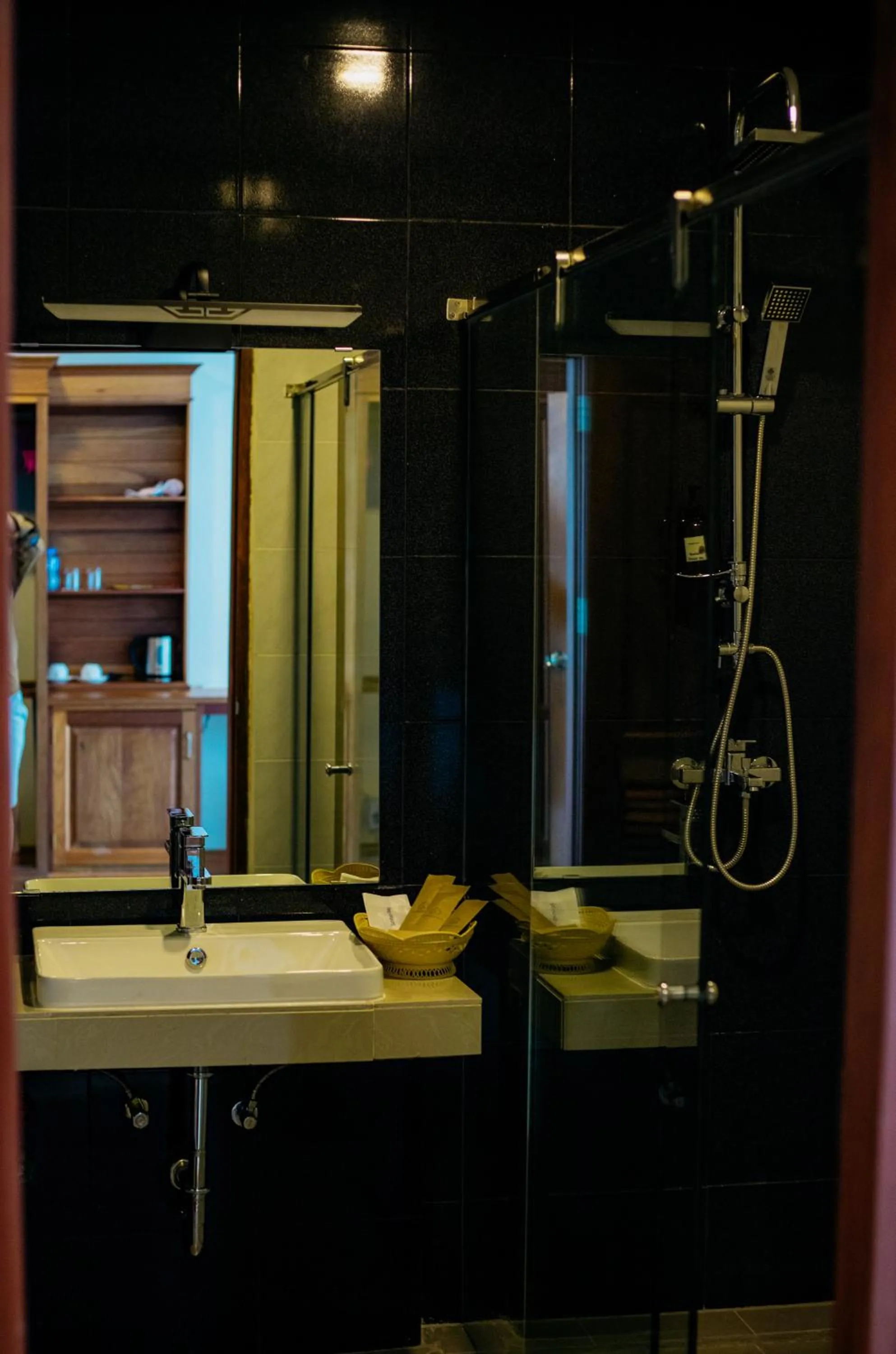 Shower in Sisombat Plaza Hotel