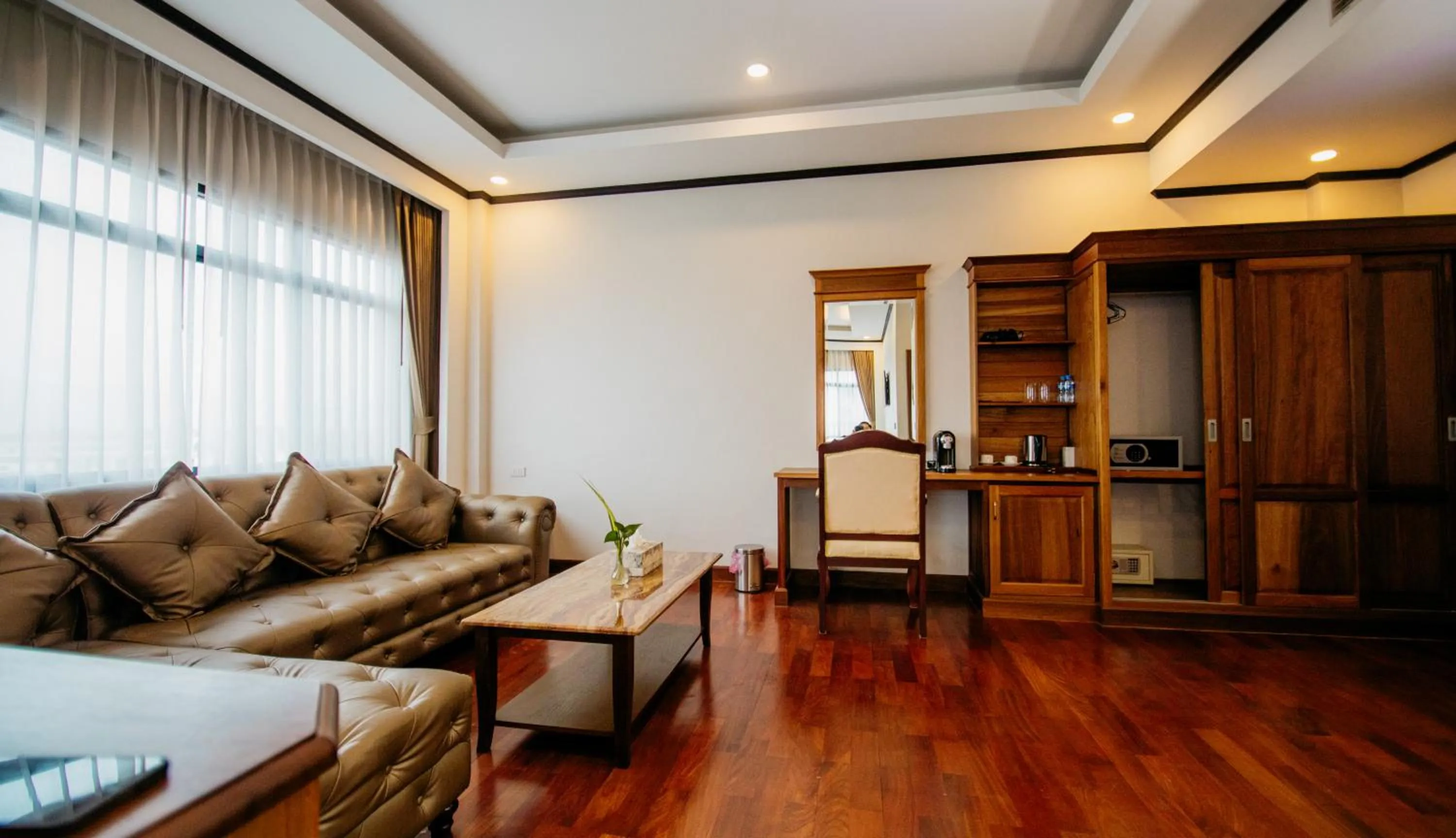 Living room in Sisombat Plaza Hotel