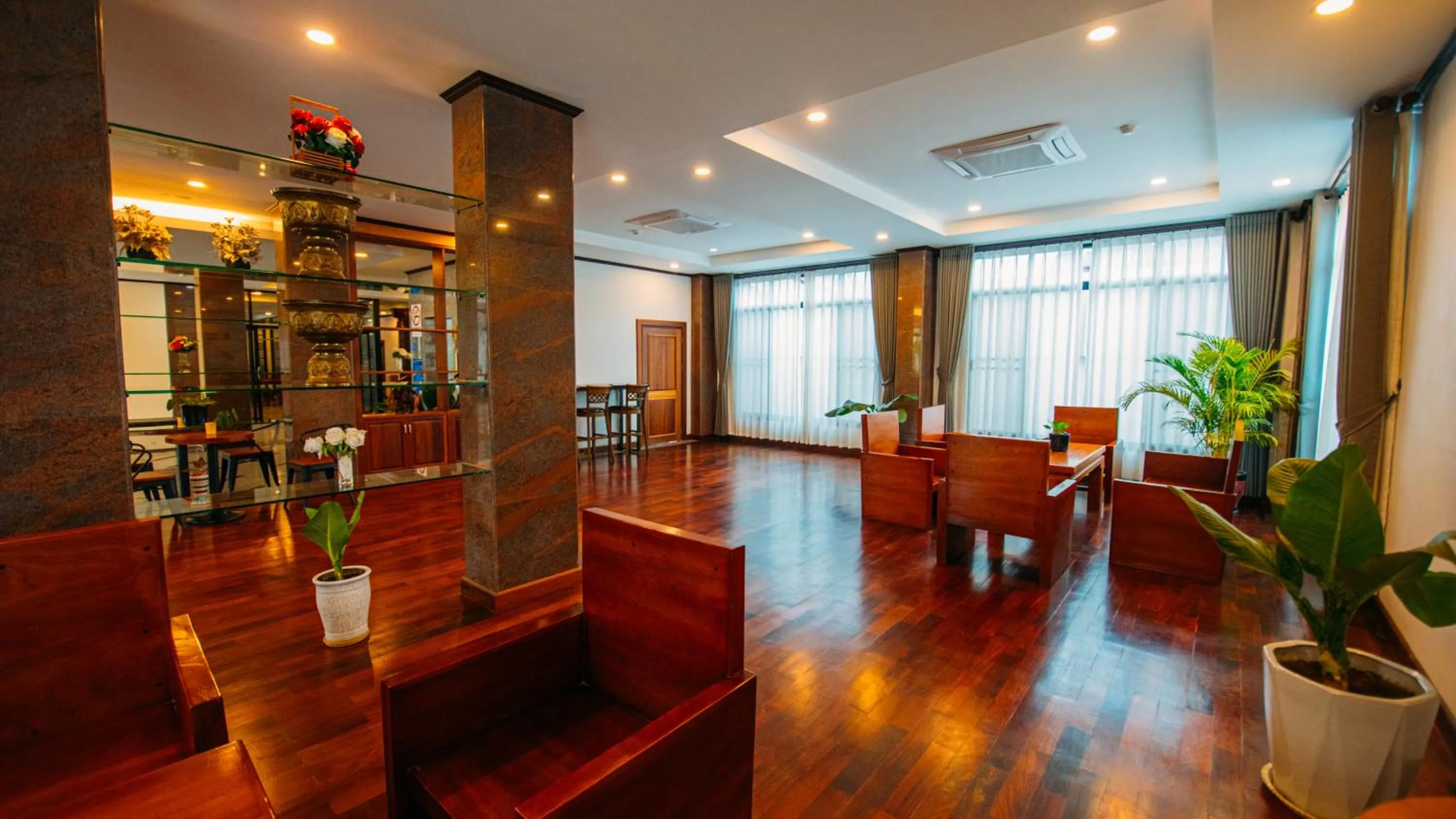 Seating area in Sisombat Plaza Hotel