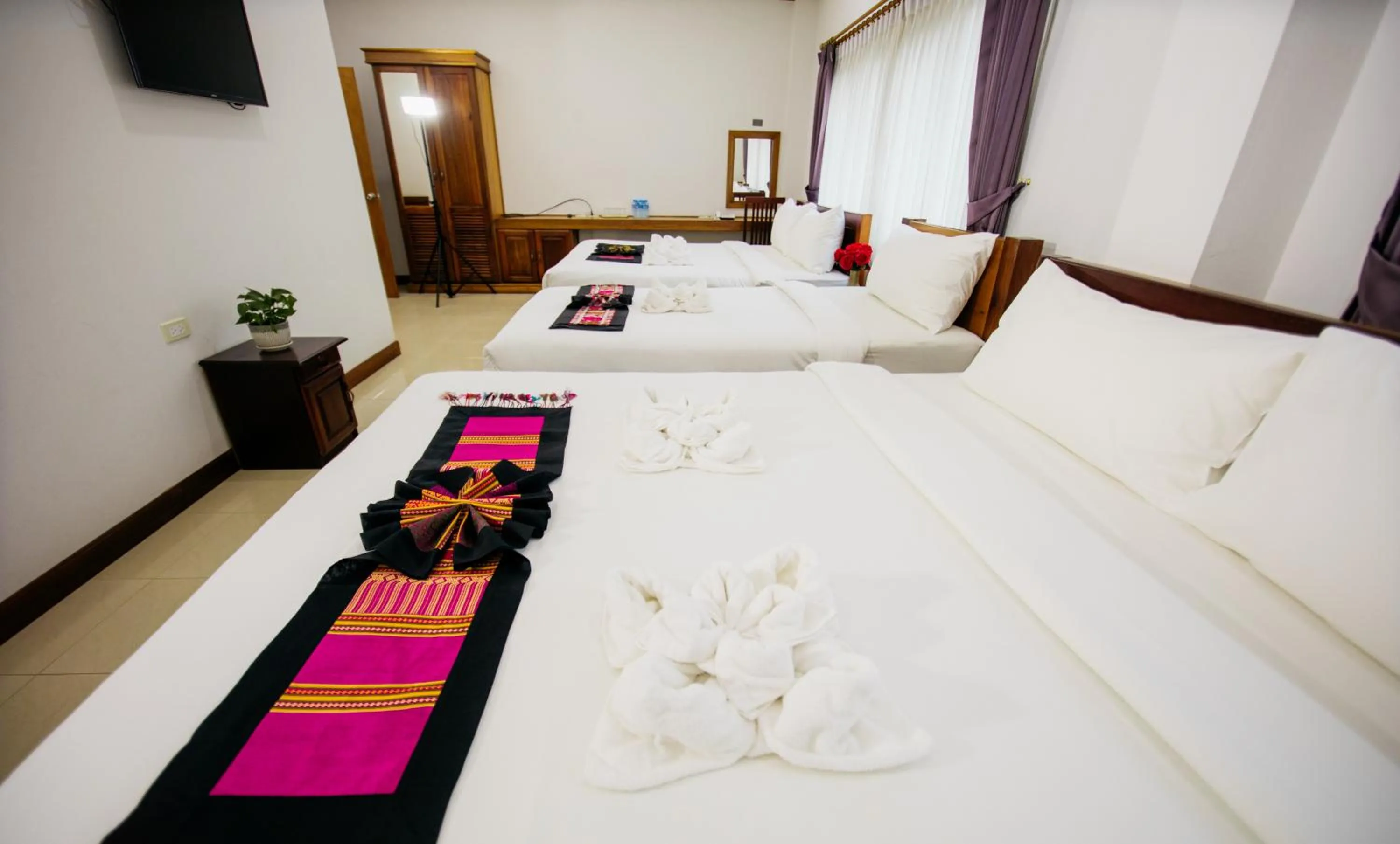 Bed in Sisombat Plaza Hotel