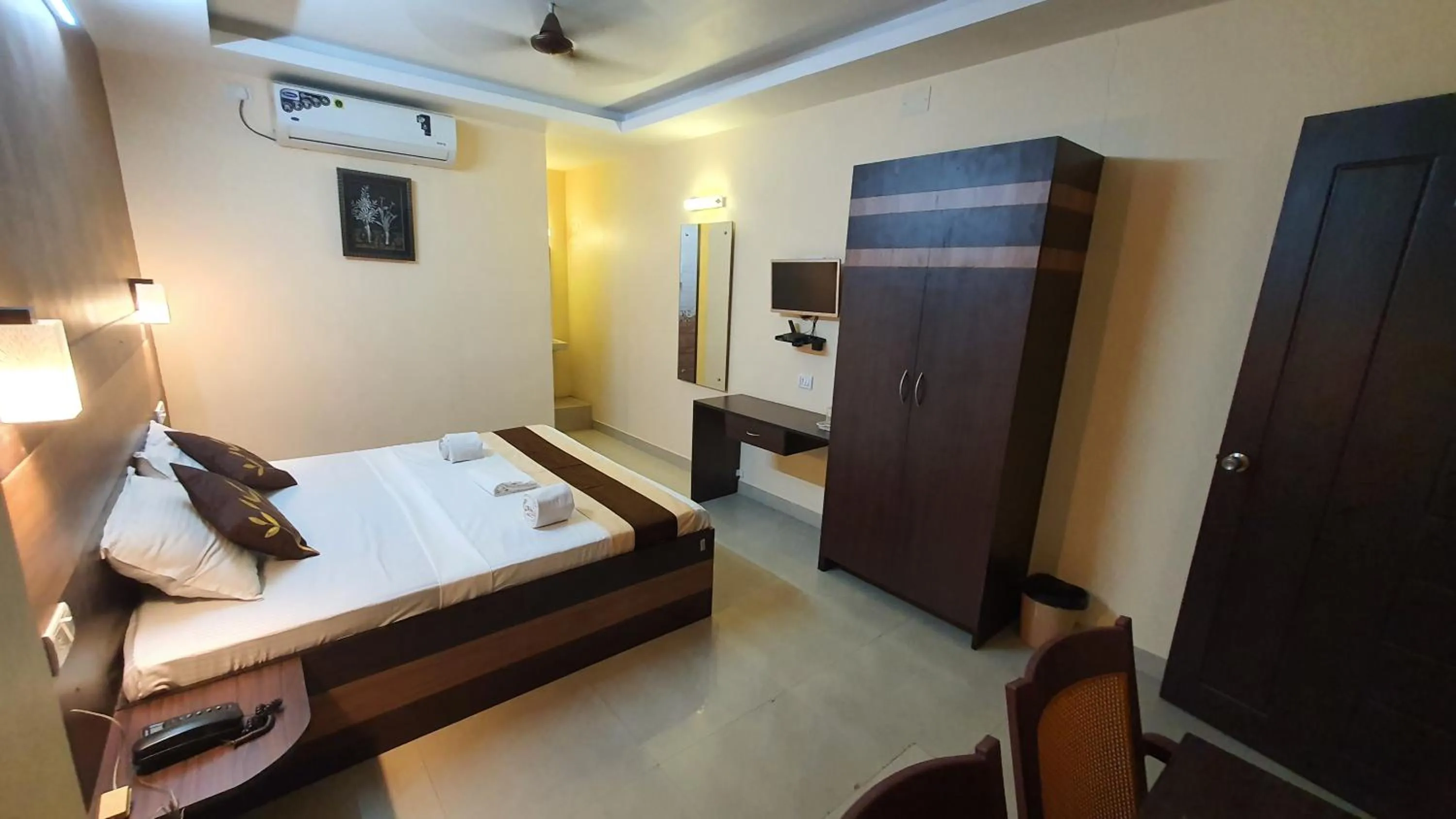 Photo of the whole room, Bed in S4 Residency