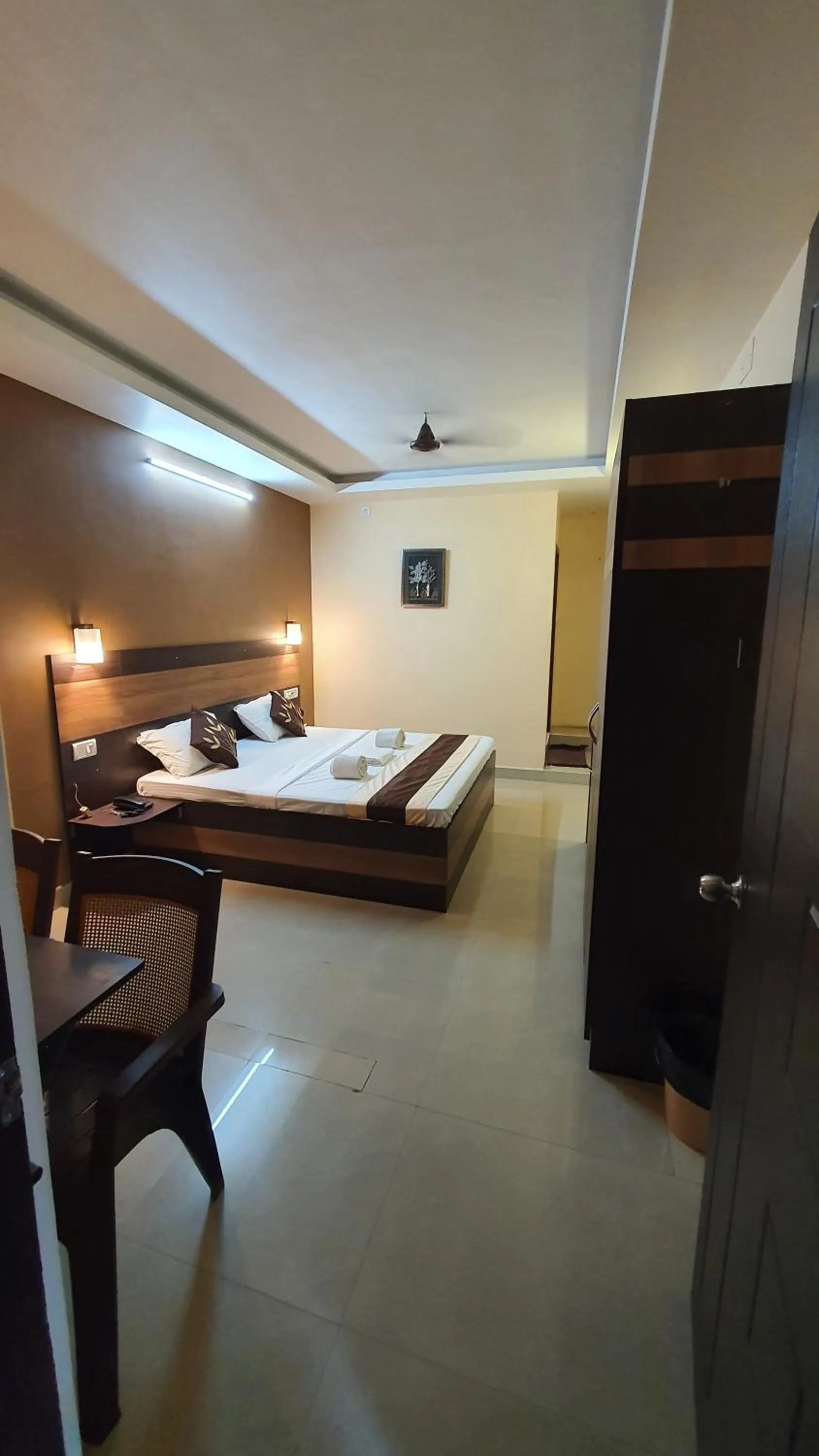 Photo of the whole room, Bed in S4 Residency