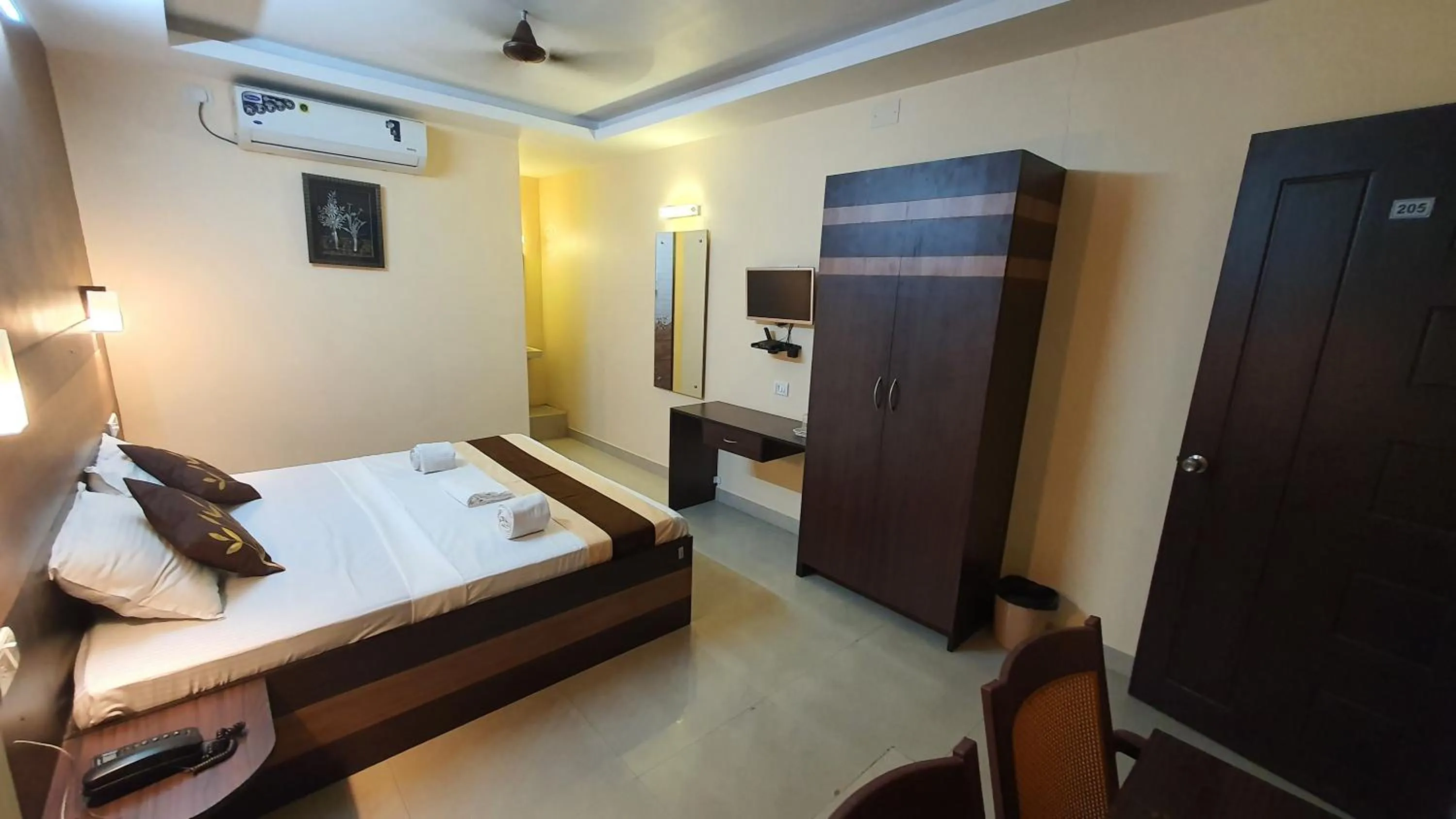 Photo of the whole room, Bed in S4 Residency