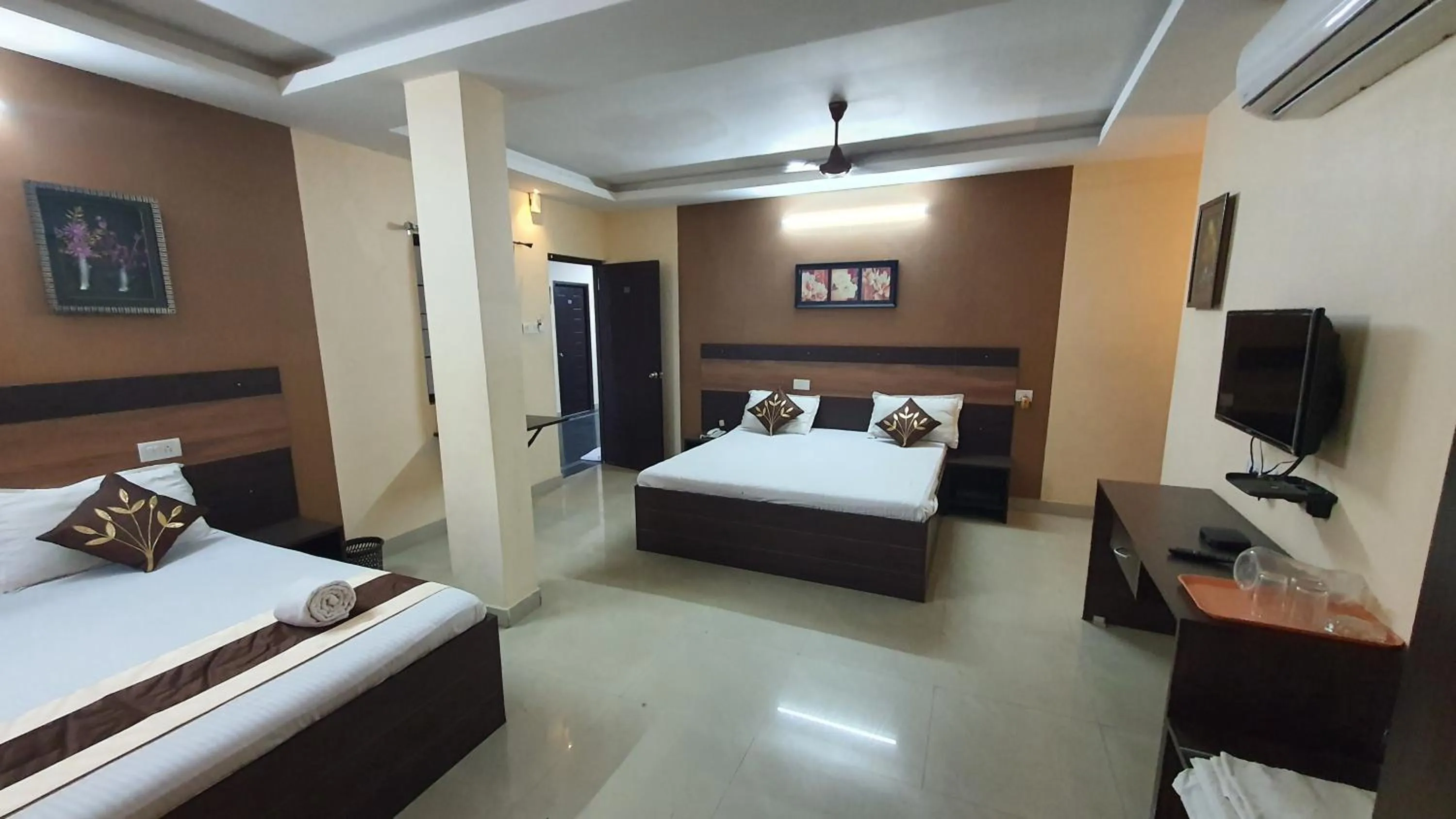 Photo of the whole room, Bed in S4 Residency