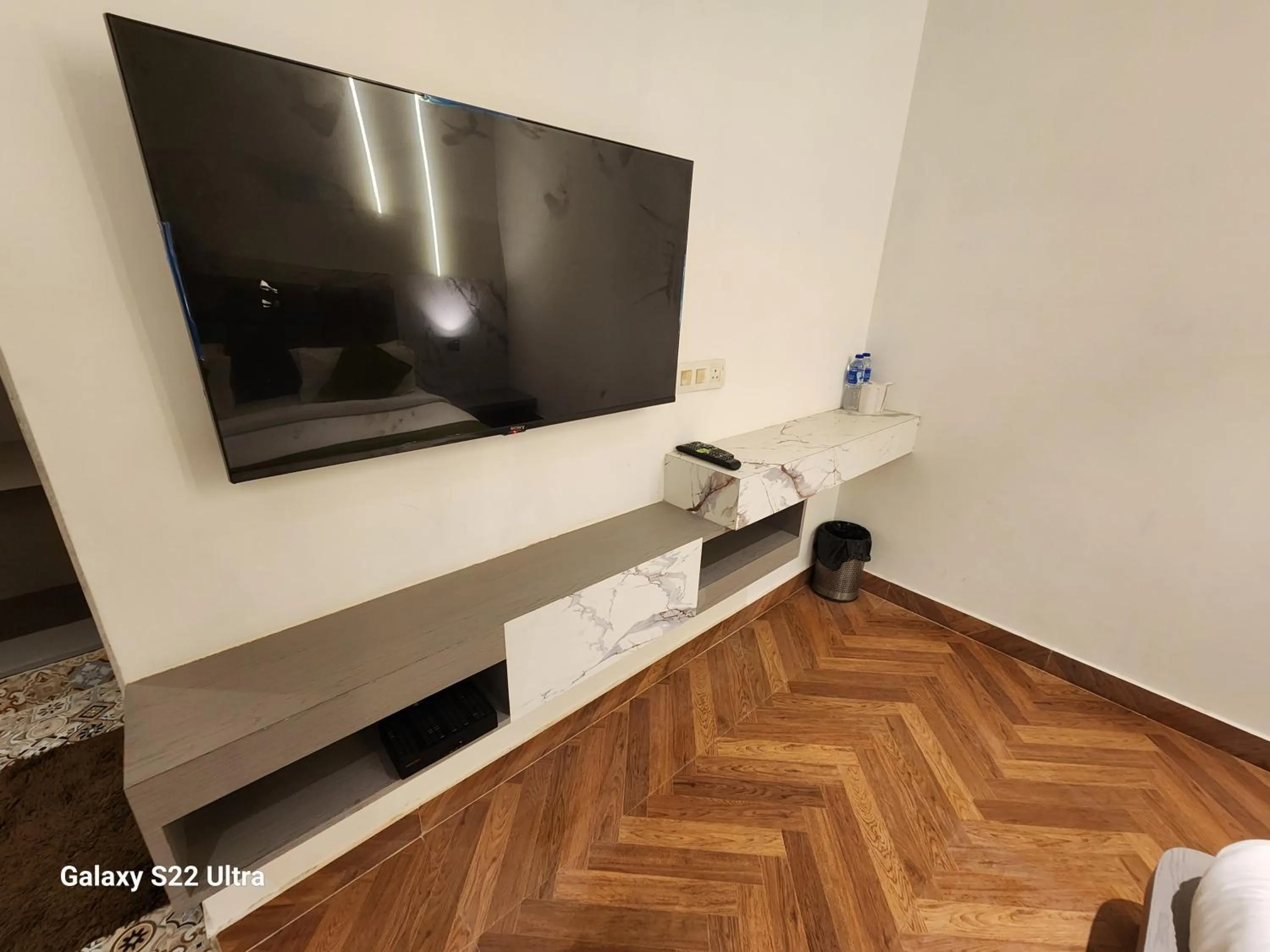 Communal lounge/ TV room in Square 9 Inn - A Boutique Hotel