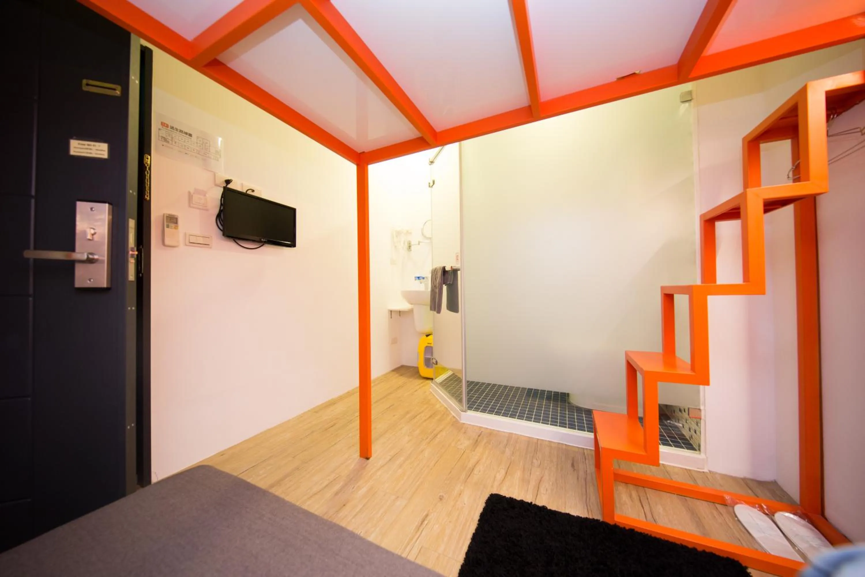 Photo of the whole room in SleepBox Hostel