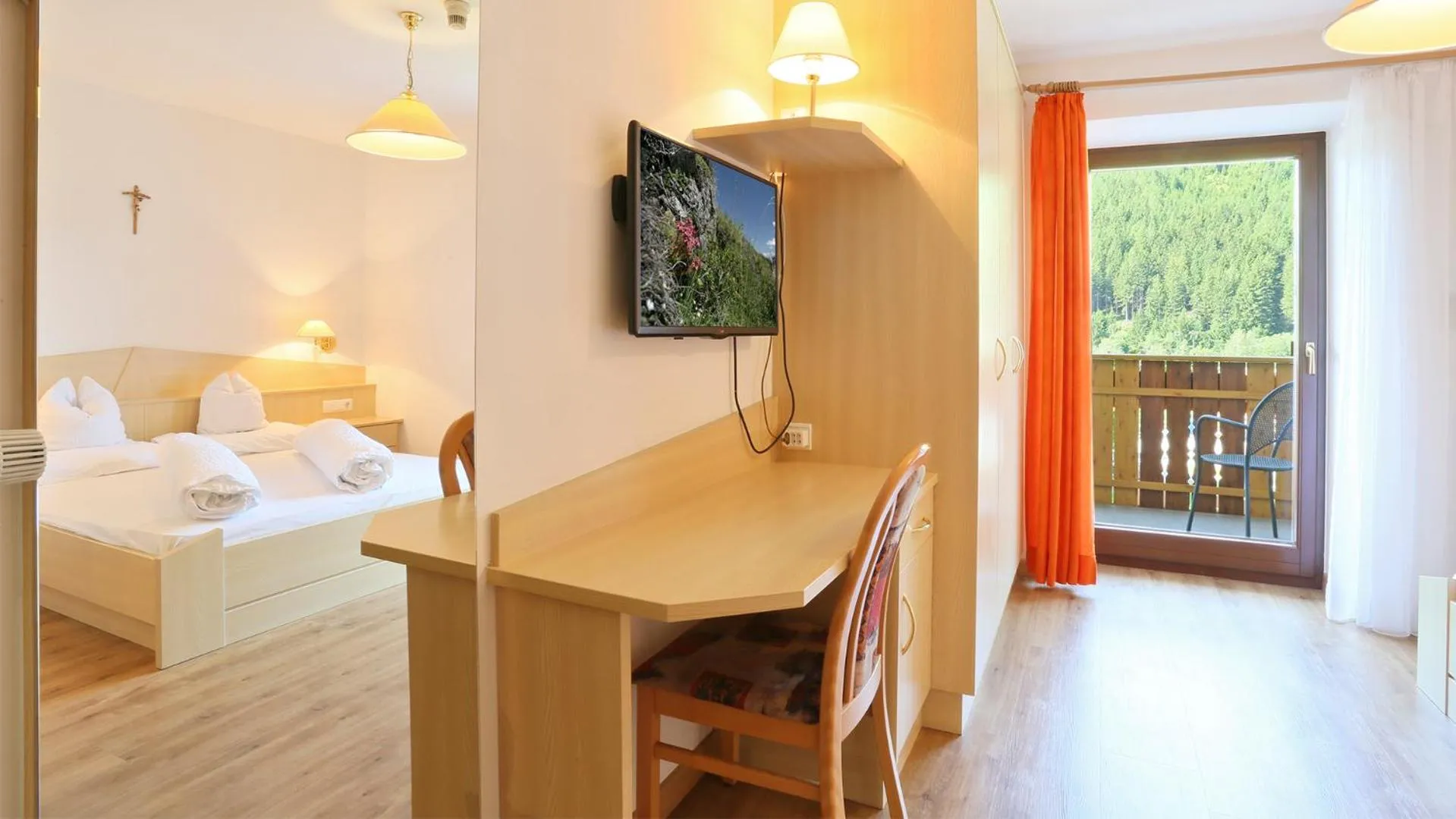 TV and multimedia, Bed in Pension Alpenhof B&B
