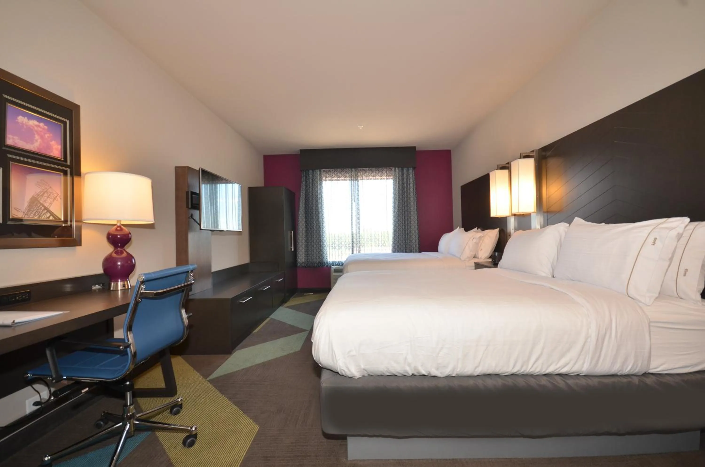 Photo of the whole room, Bed in Holiday Inn Express & Suites Oklahoma City Mid - Arpt Area by IHG