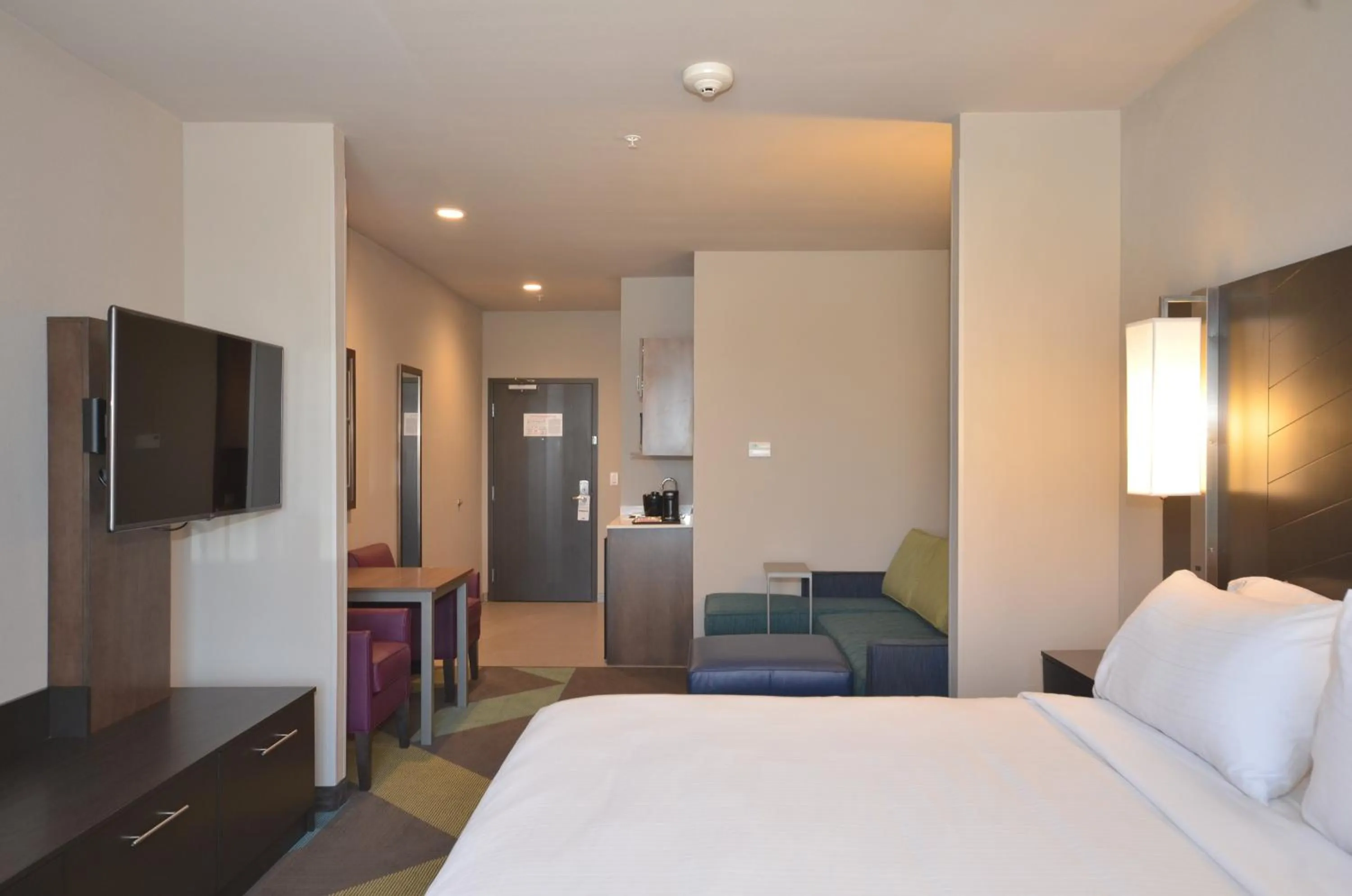 Photo of the whole room, Bed in Holiday Inn Express & Suites Oklahoma City Mid - Arpt Area by IHG