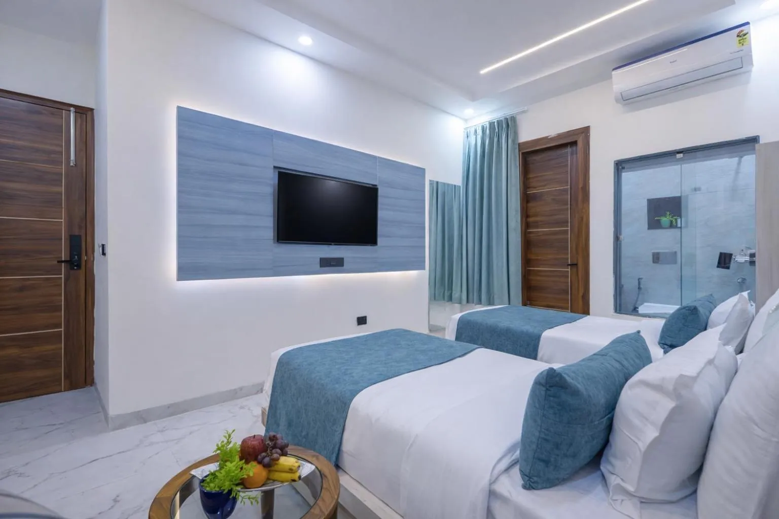 Bedroom, Bed in Hotel Urban Royale - IGI Airport Delhi