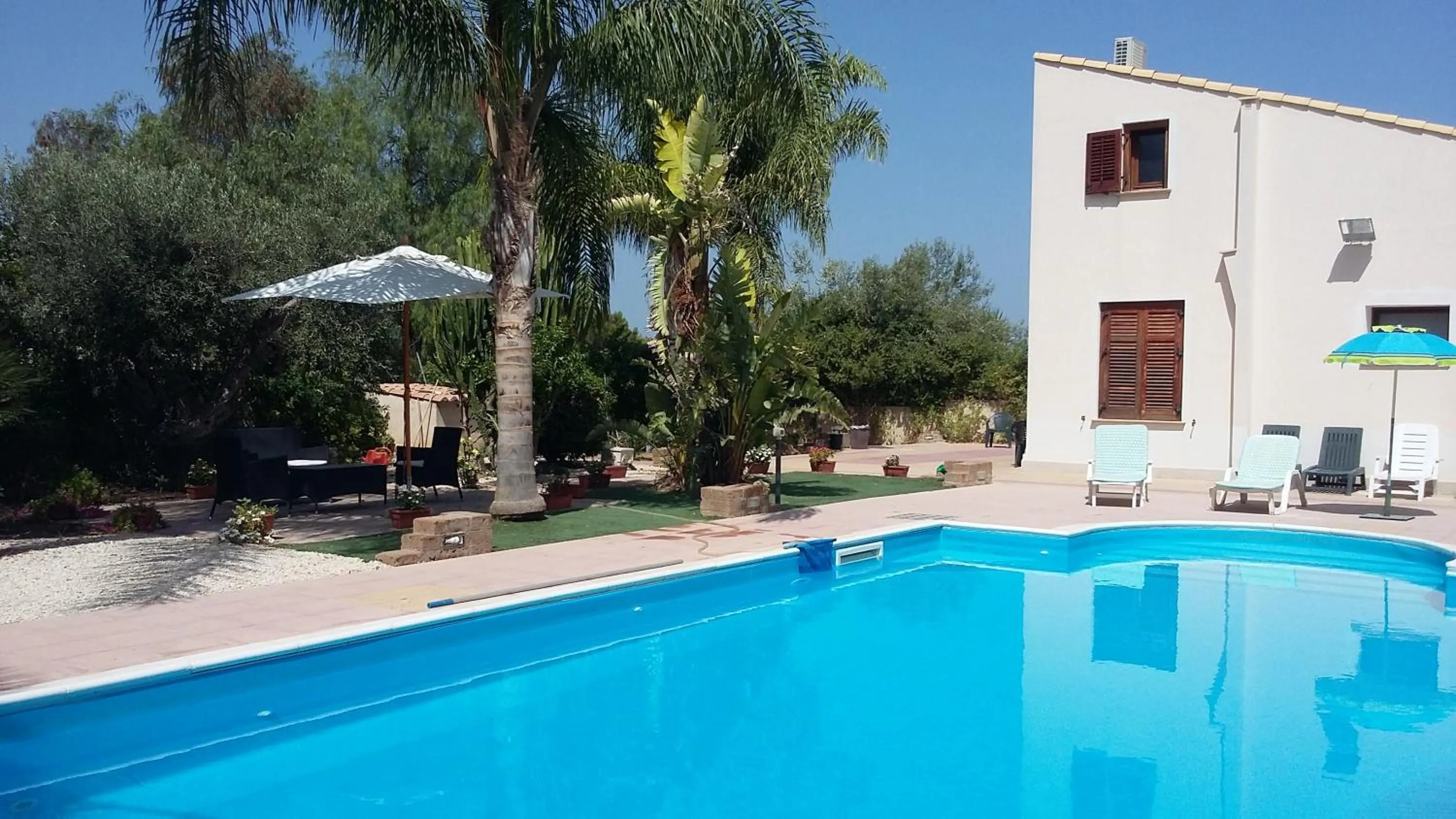 Swimming pool in B&B Castellazzo
