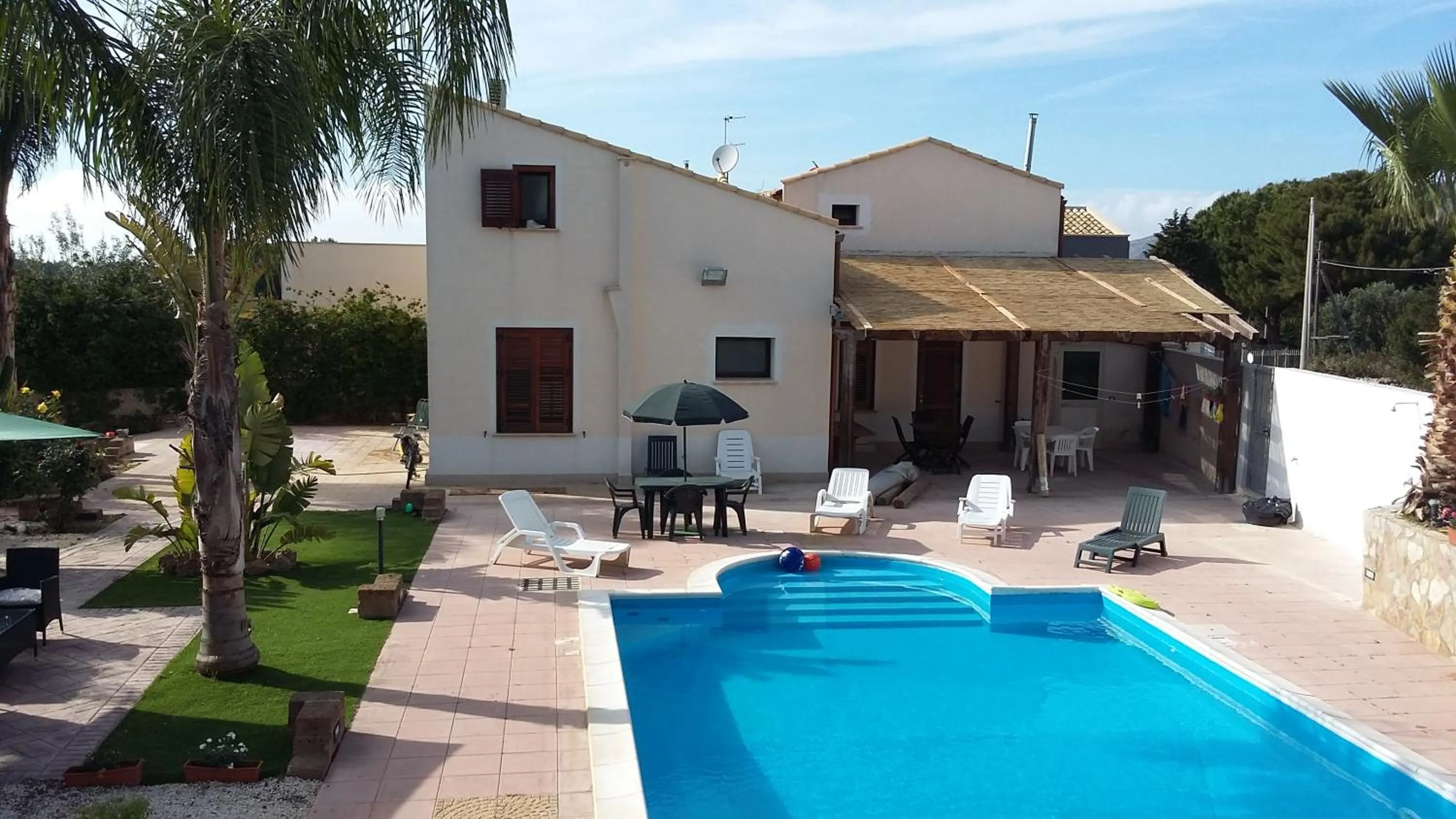 Swimming pool in B&B Castellazzo
