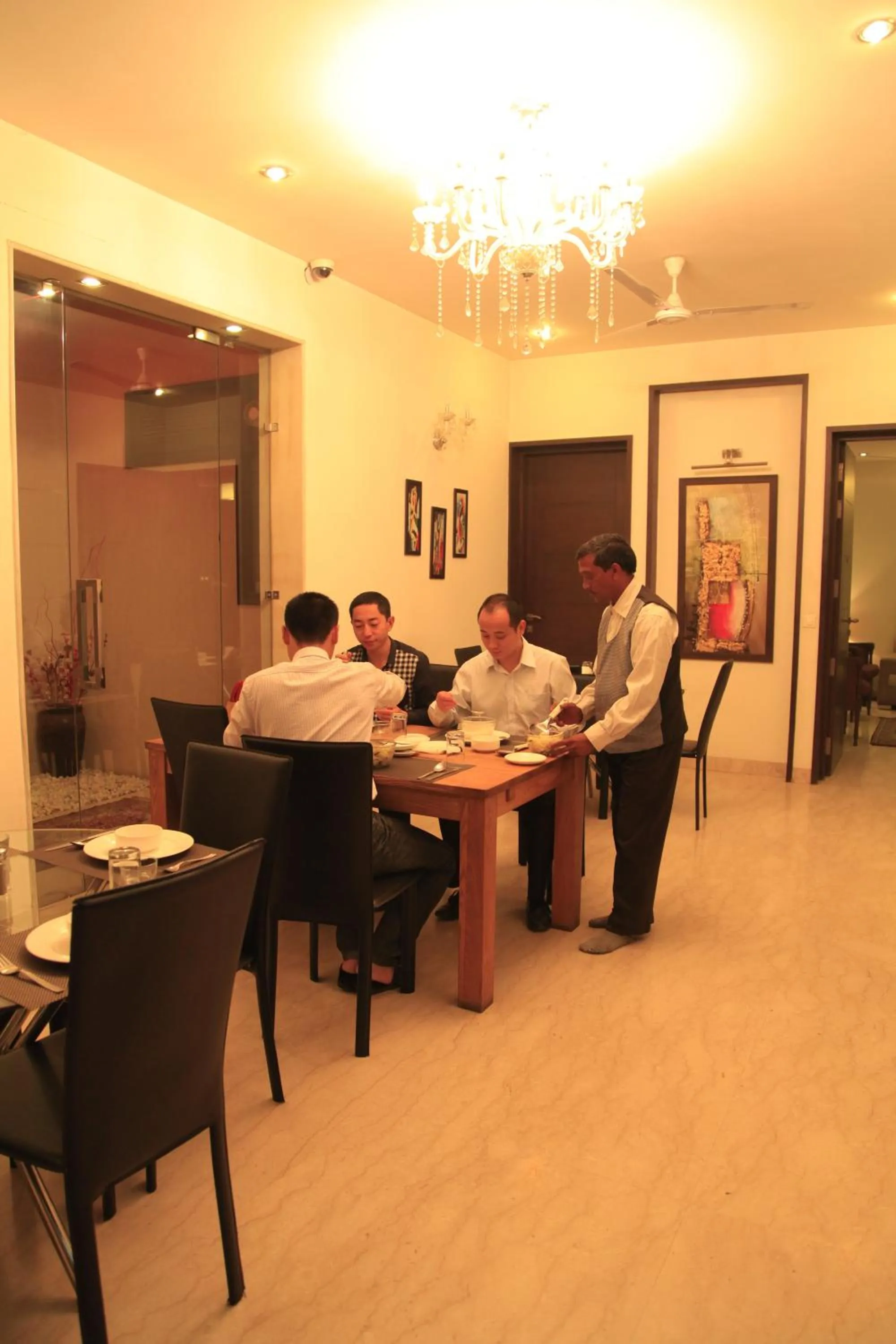 Restaurant/places to eat in Indiyaah Inn