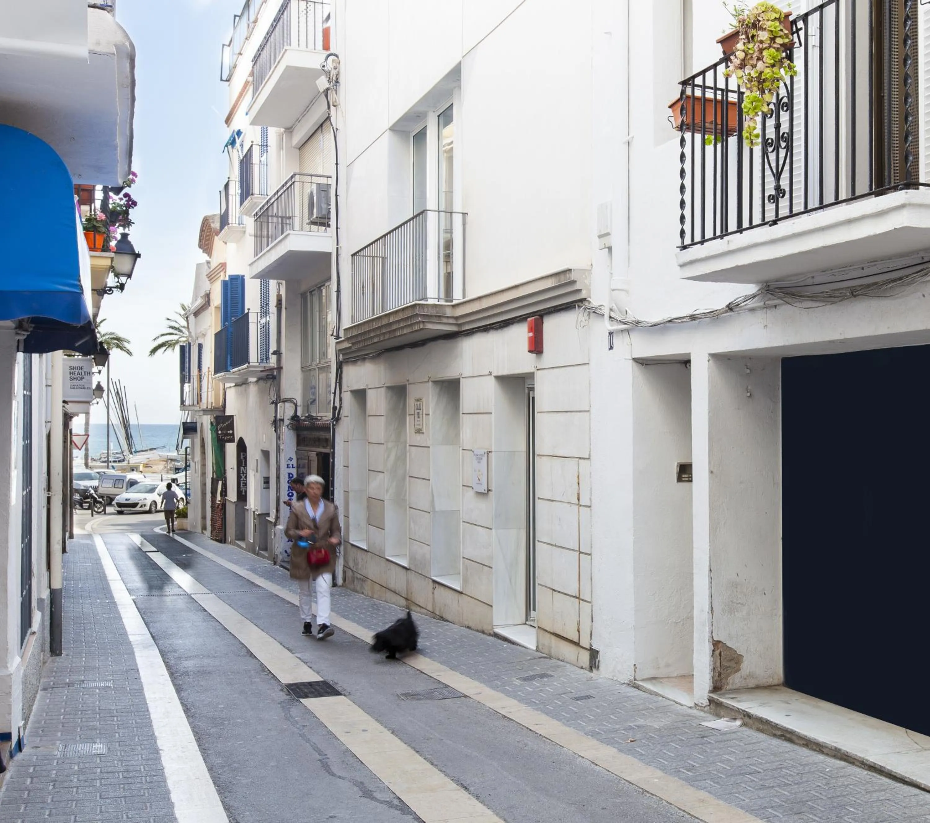 Facade/entrance in Kare No Apartments by Sitges Group