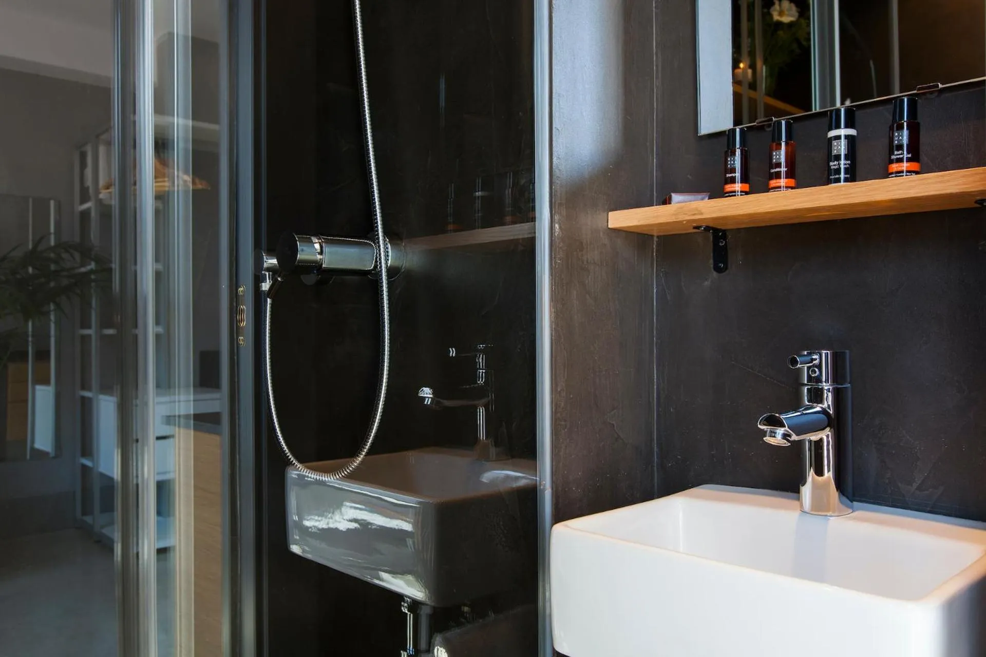 Bathroom in Kare No Apartments by Sitges Group