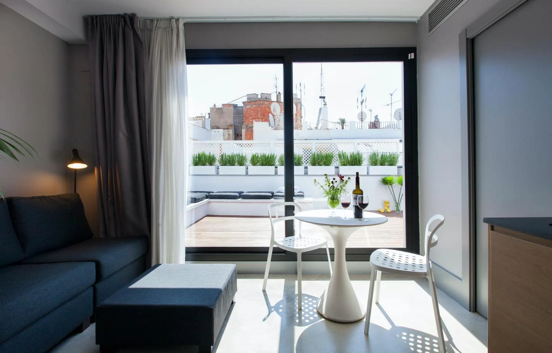 Seating area in Kare No Apartments by Sitges Group