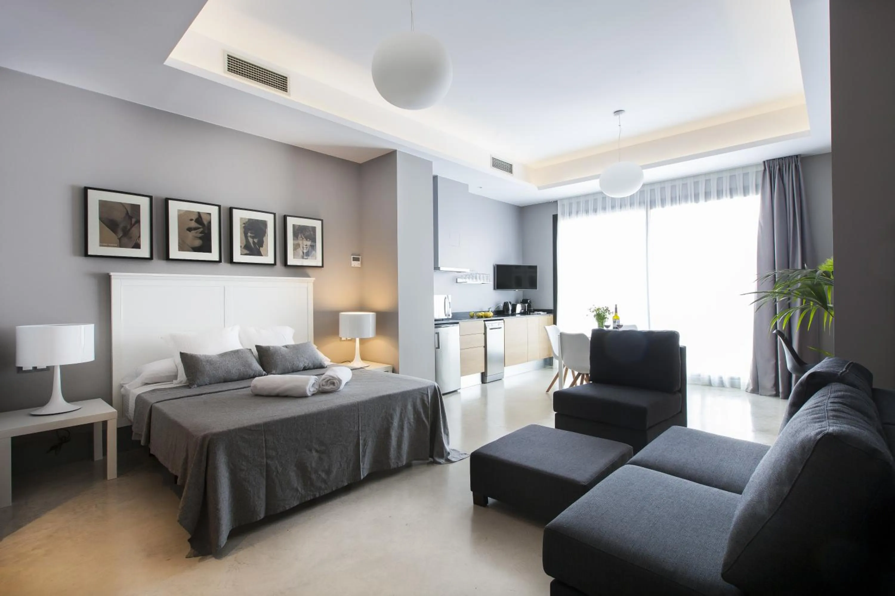 Kitchen or kitchenette, Bed in Kare No Apartments by Sitges Group