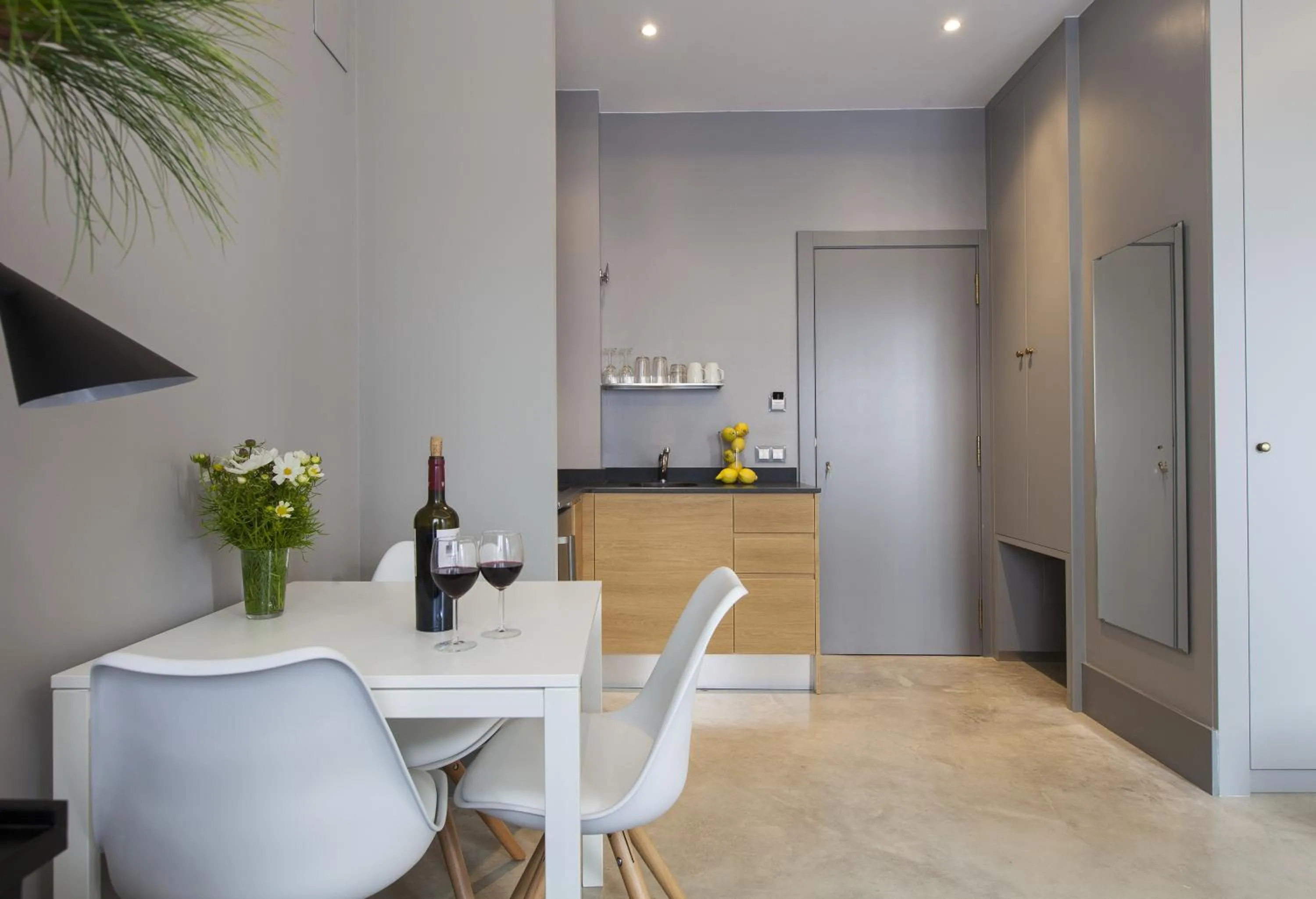 Coffee/tea facilities in Kare No Apartments by Sitges Group
