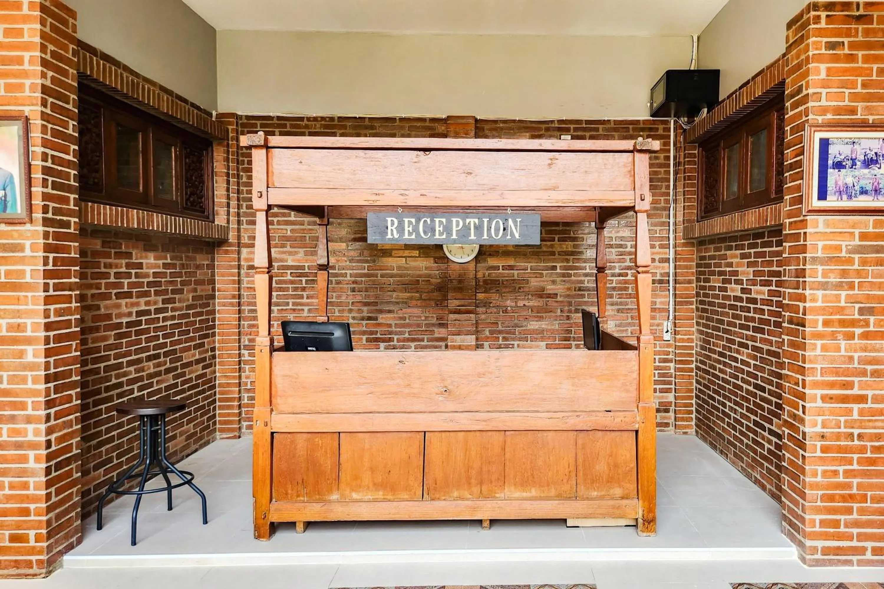 Lobby or reception in RedDoorz near Stasiun Sragen