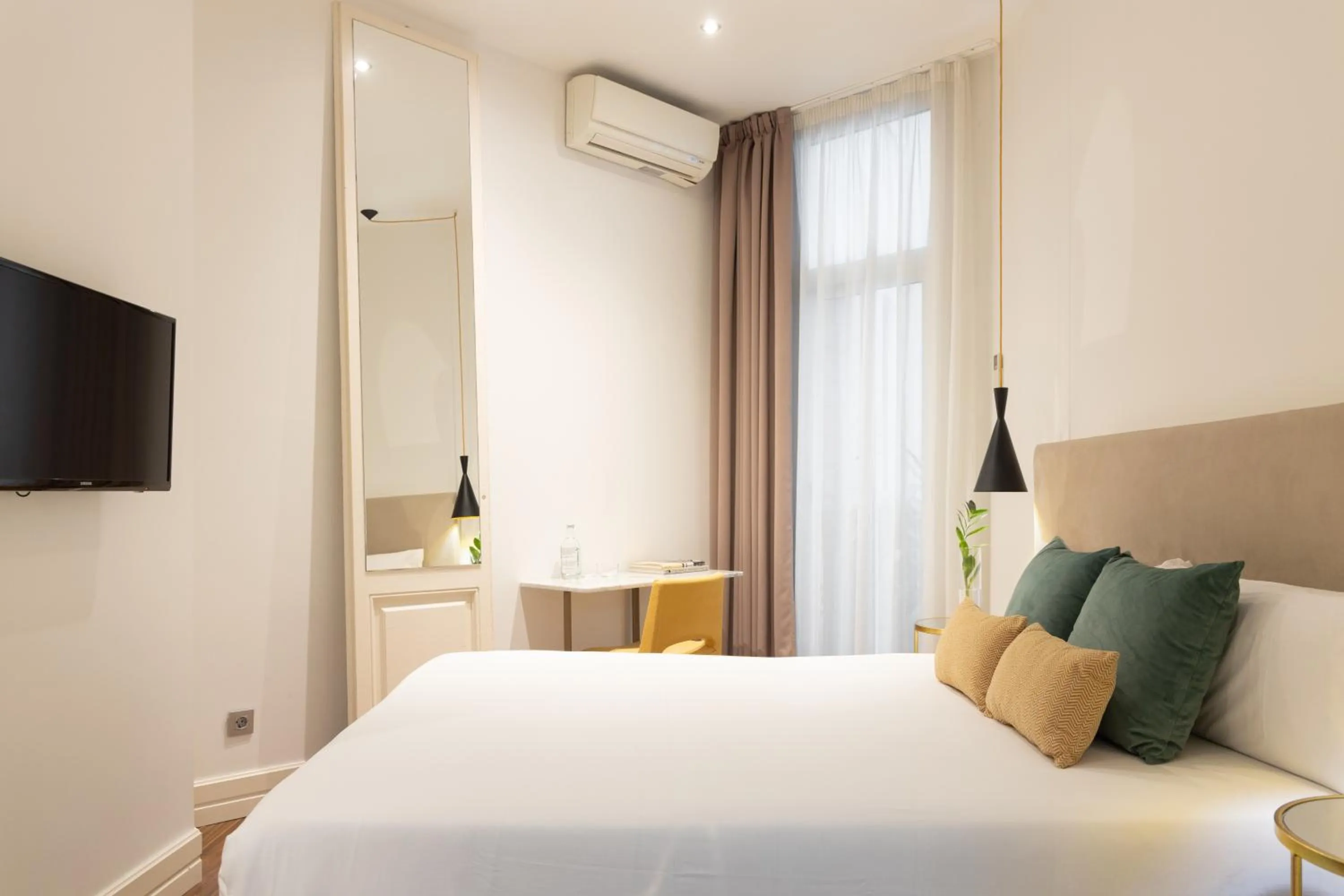 Photo of the whole room, Bed in Forget Me Not Barcelona