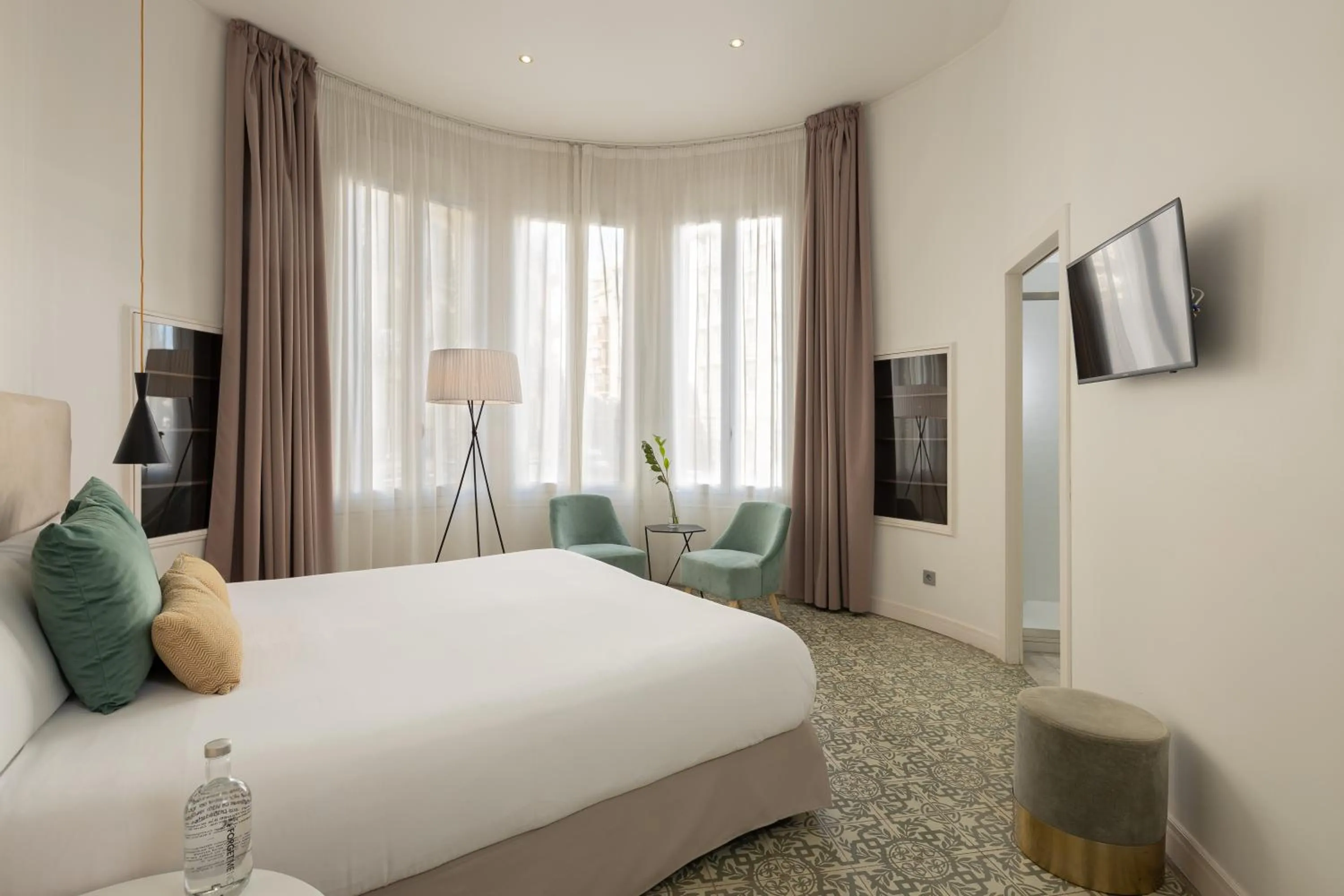 Photo of the whole room, Bed in Forget Me Not Barcelona