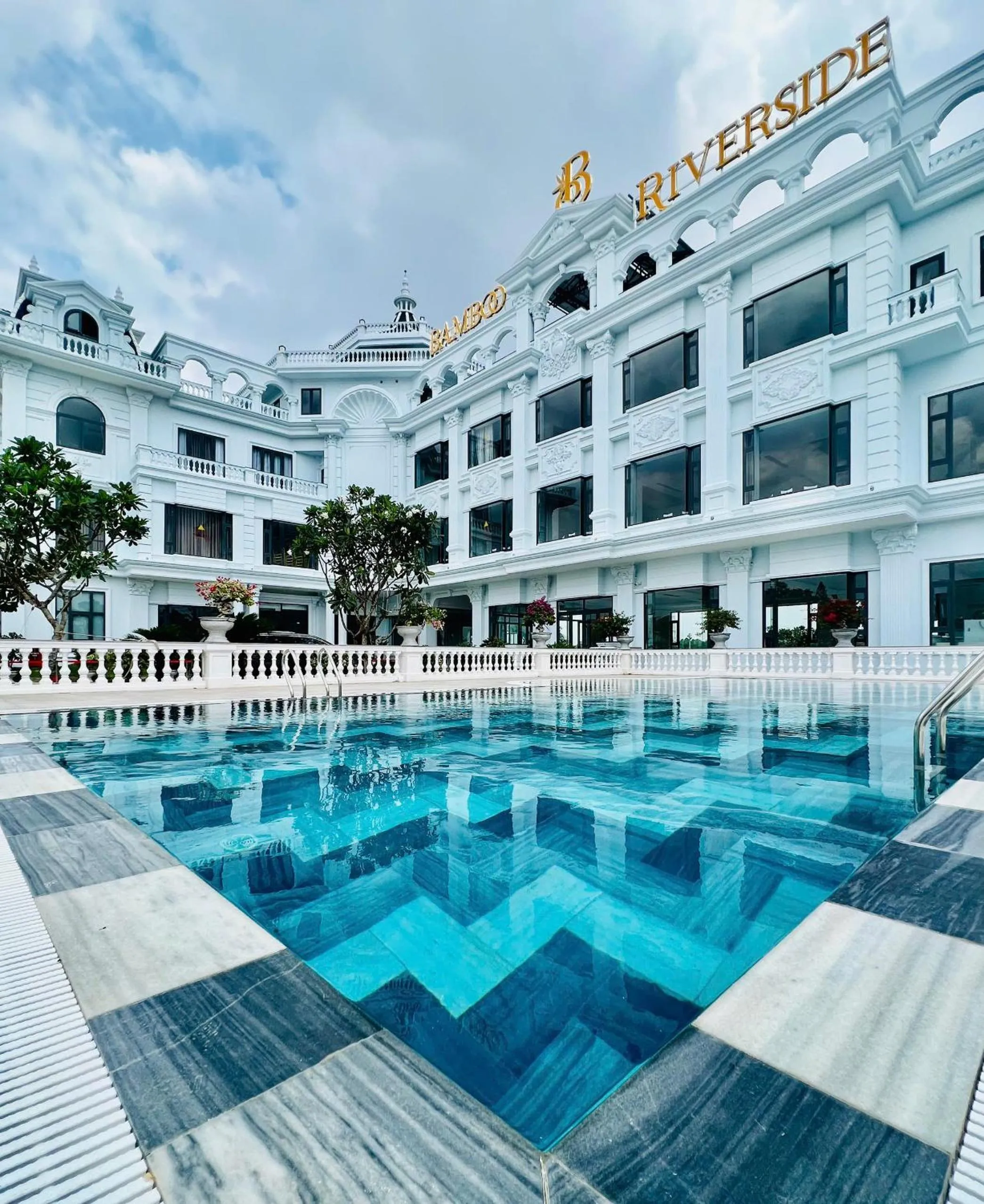 Swimming pool in Bamboo Riverside Boutique Hotel