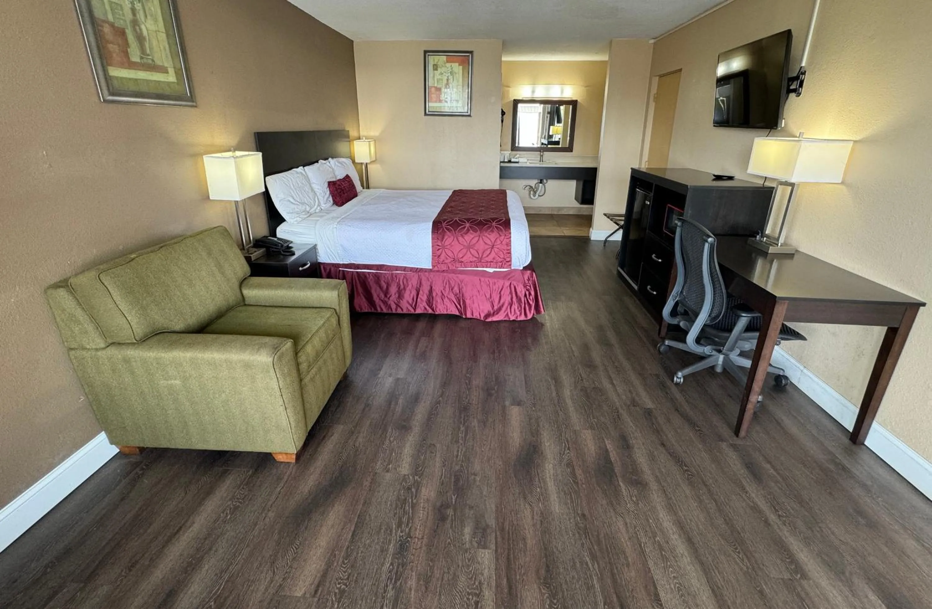 Bed in Rodeway Inn Bushnell