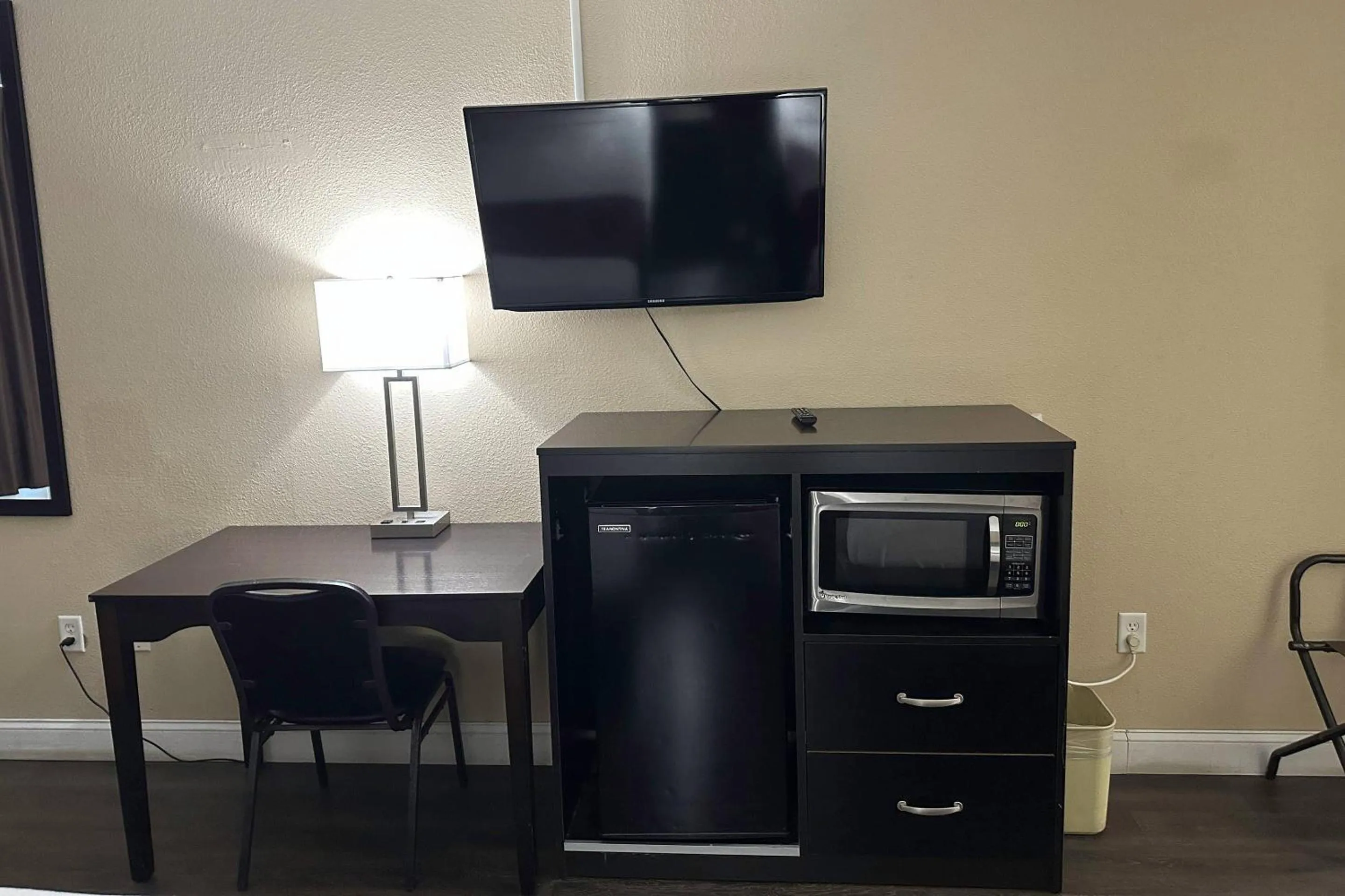 Bedroom in Rodeway Inn Bushnell