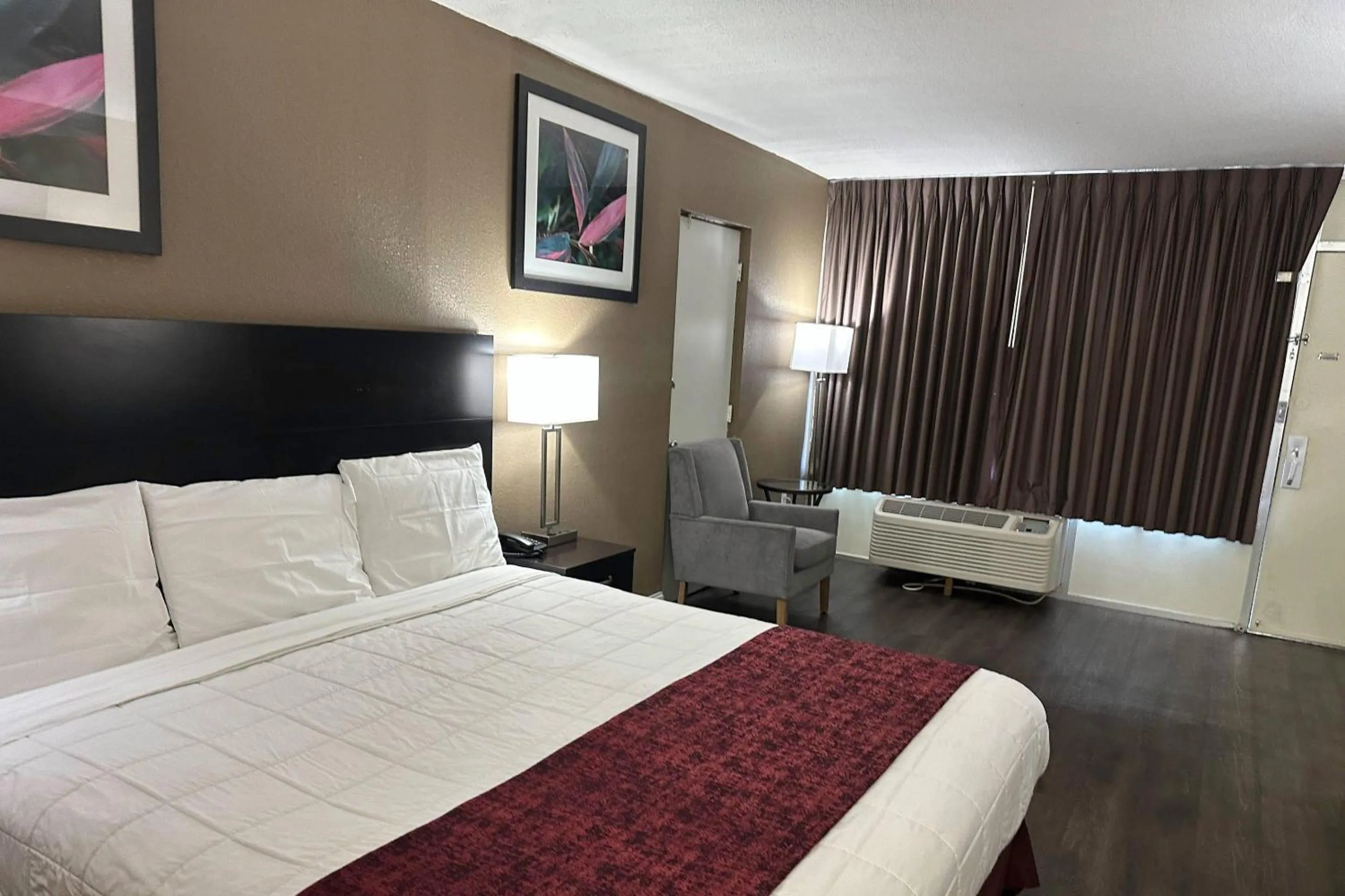 Bedroom, Bed in Rodeway Inn Bushnell