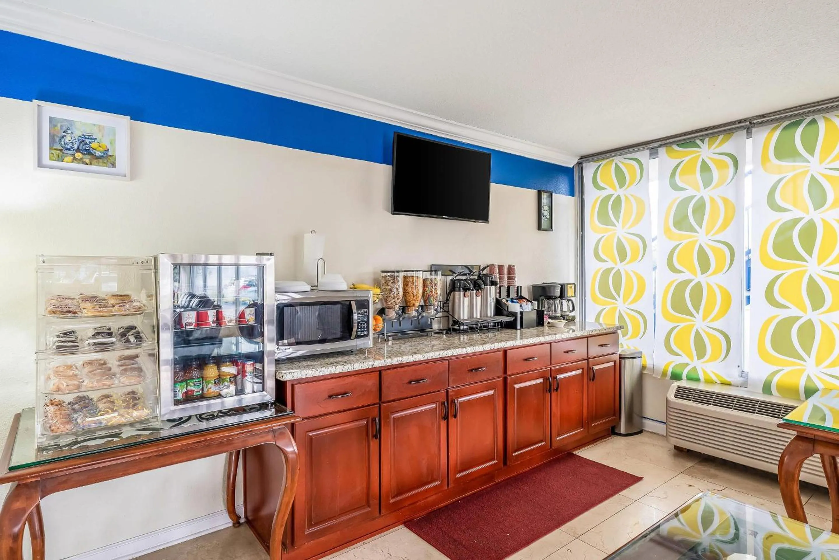 Breakfast in Rodeway Inn Bushnell