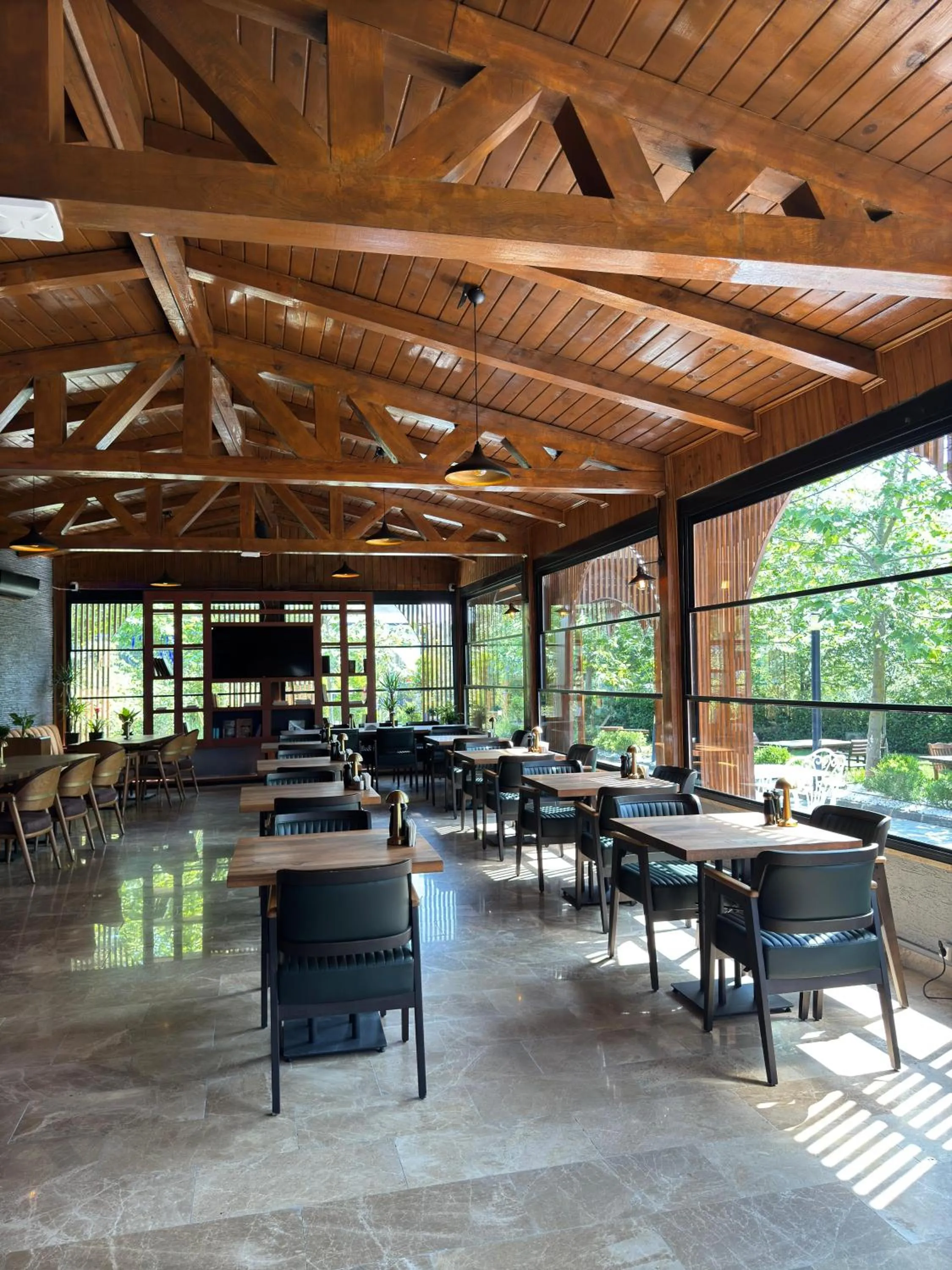 Restaurant/places to eat in Navy Inn & Bungalows