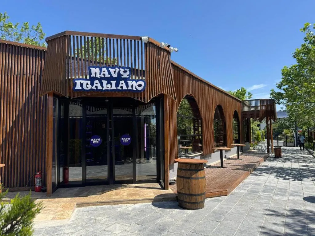 Restaurant/places to eat in Navy Inn & Bungalows