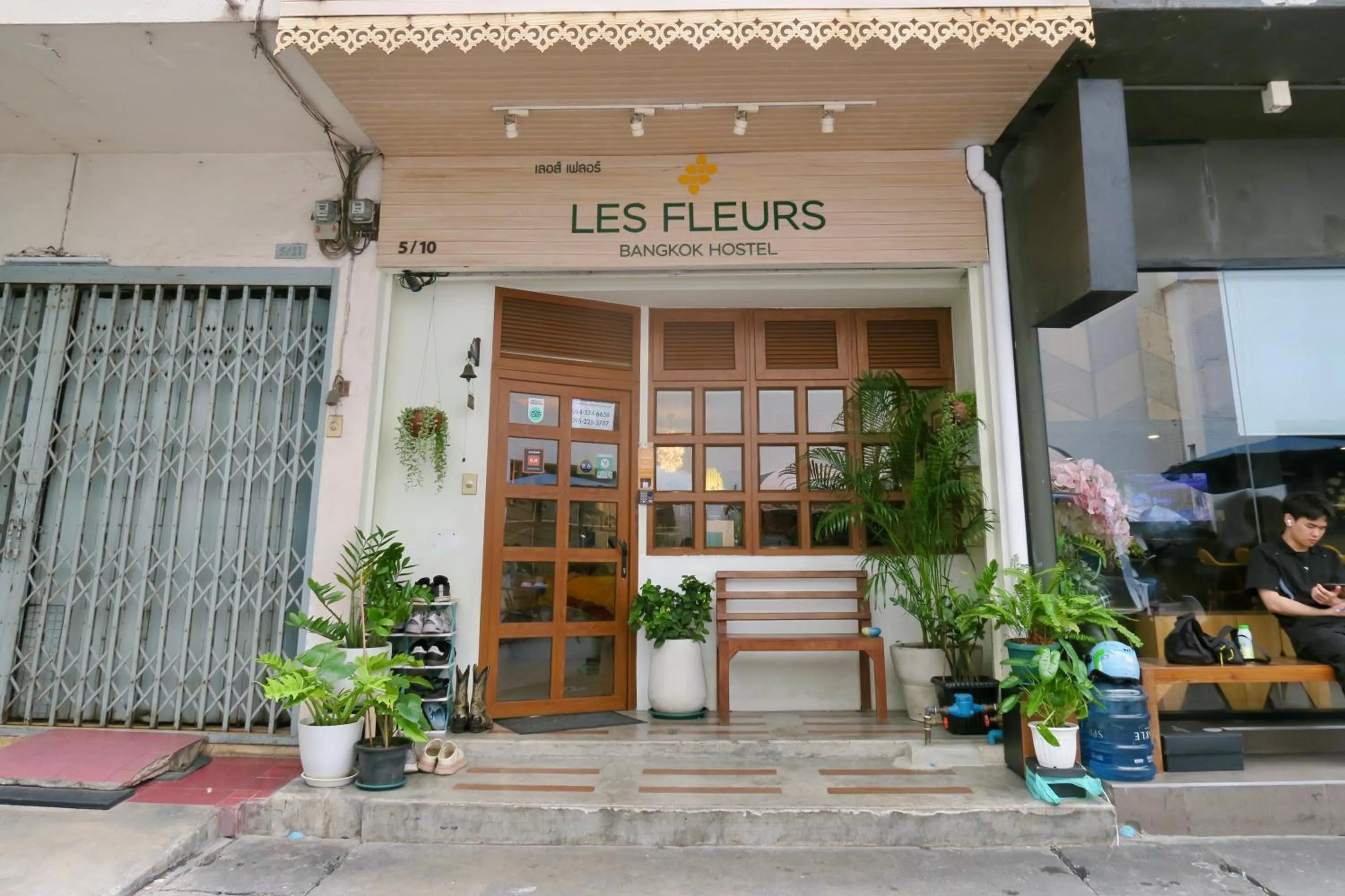 Property building in Les Fleurs Bangkok Hostel