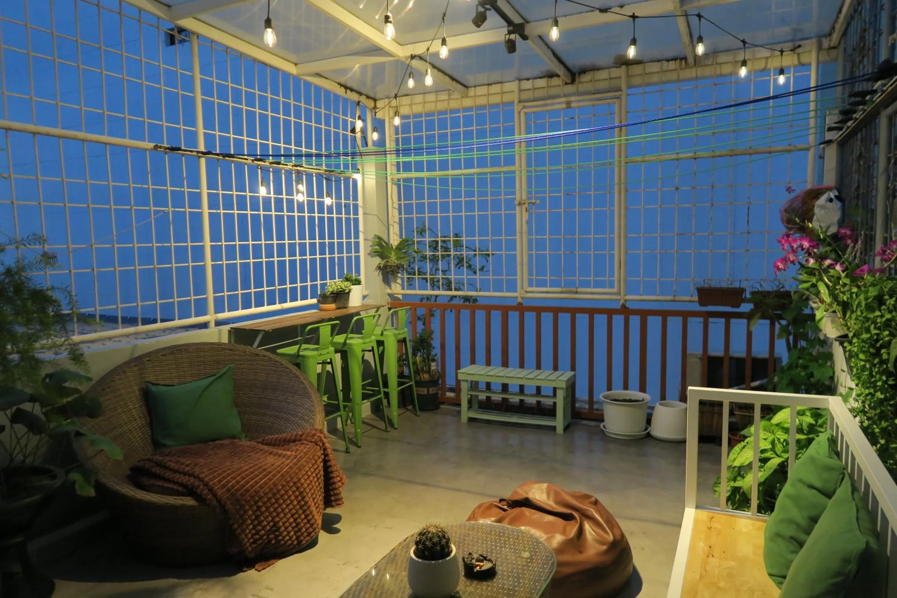 Property building in Les Fleurs Bangkok Hostel