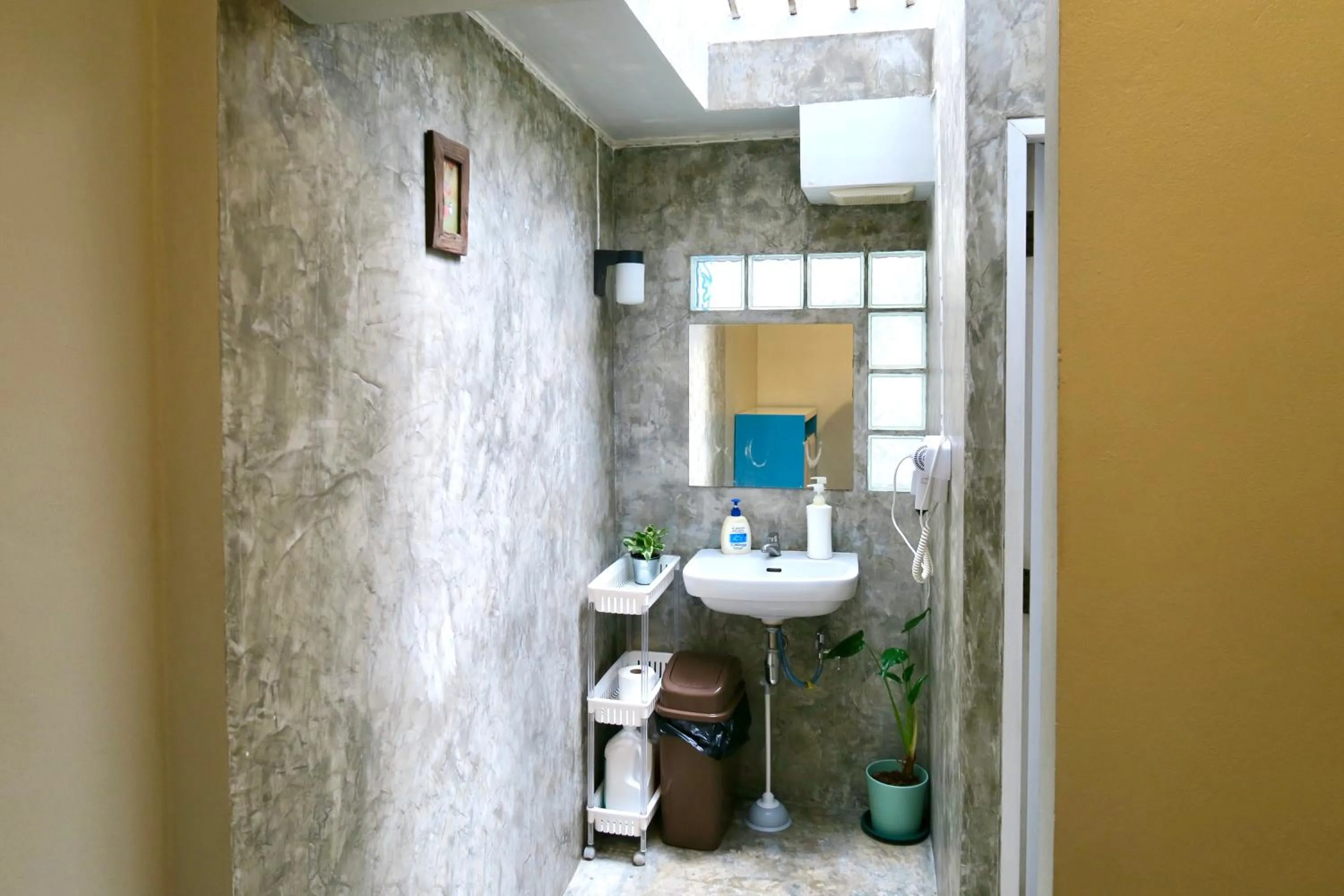 Toilet in Les Fleurs Bangkok Hostel