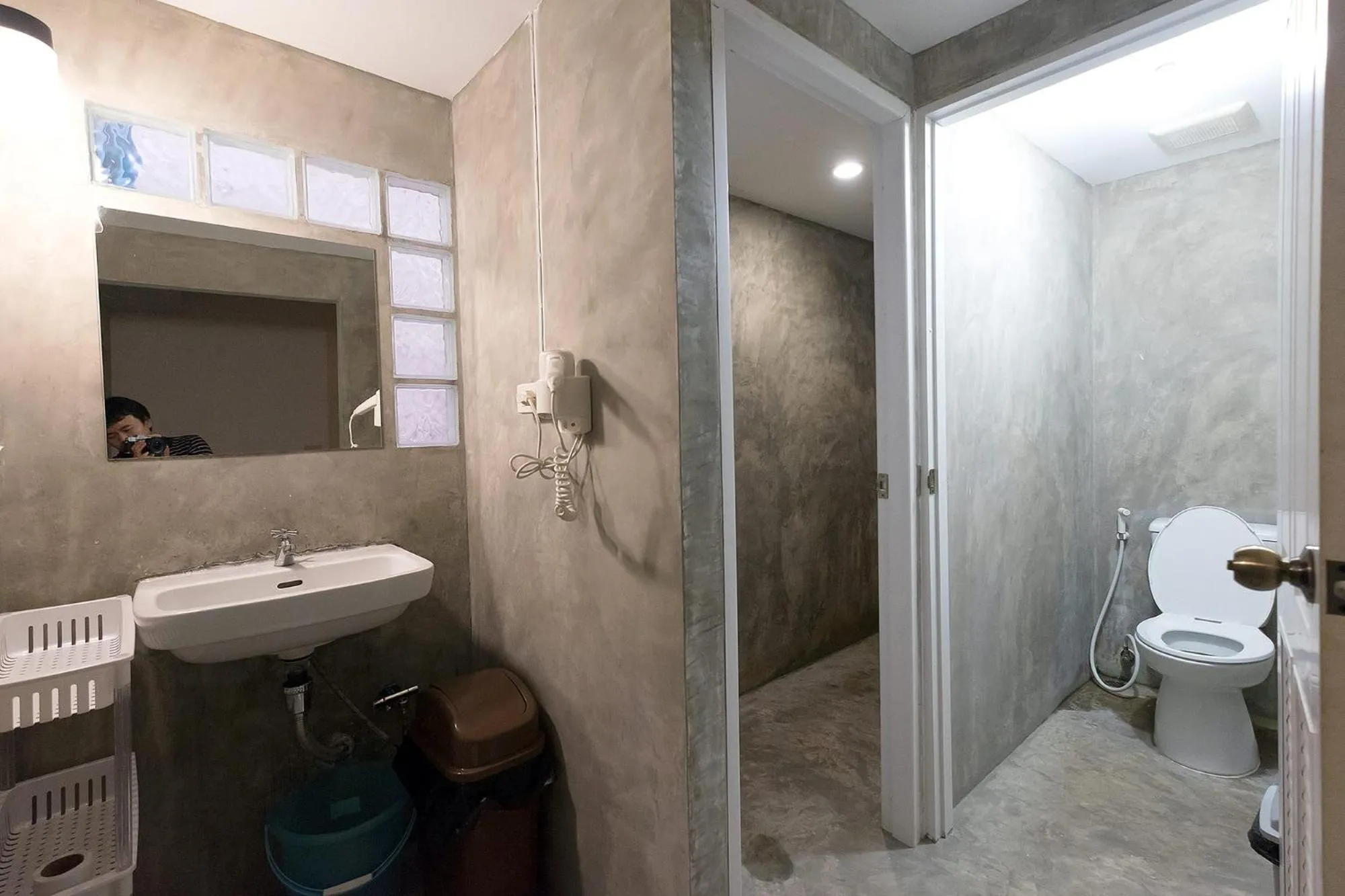 Toilet in Les Fleurs Bangkok Hostel