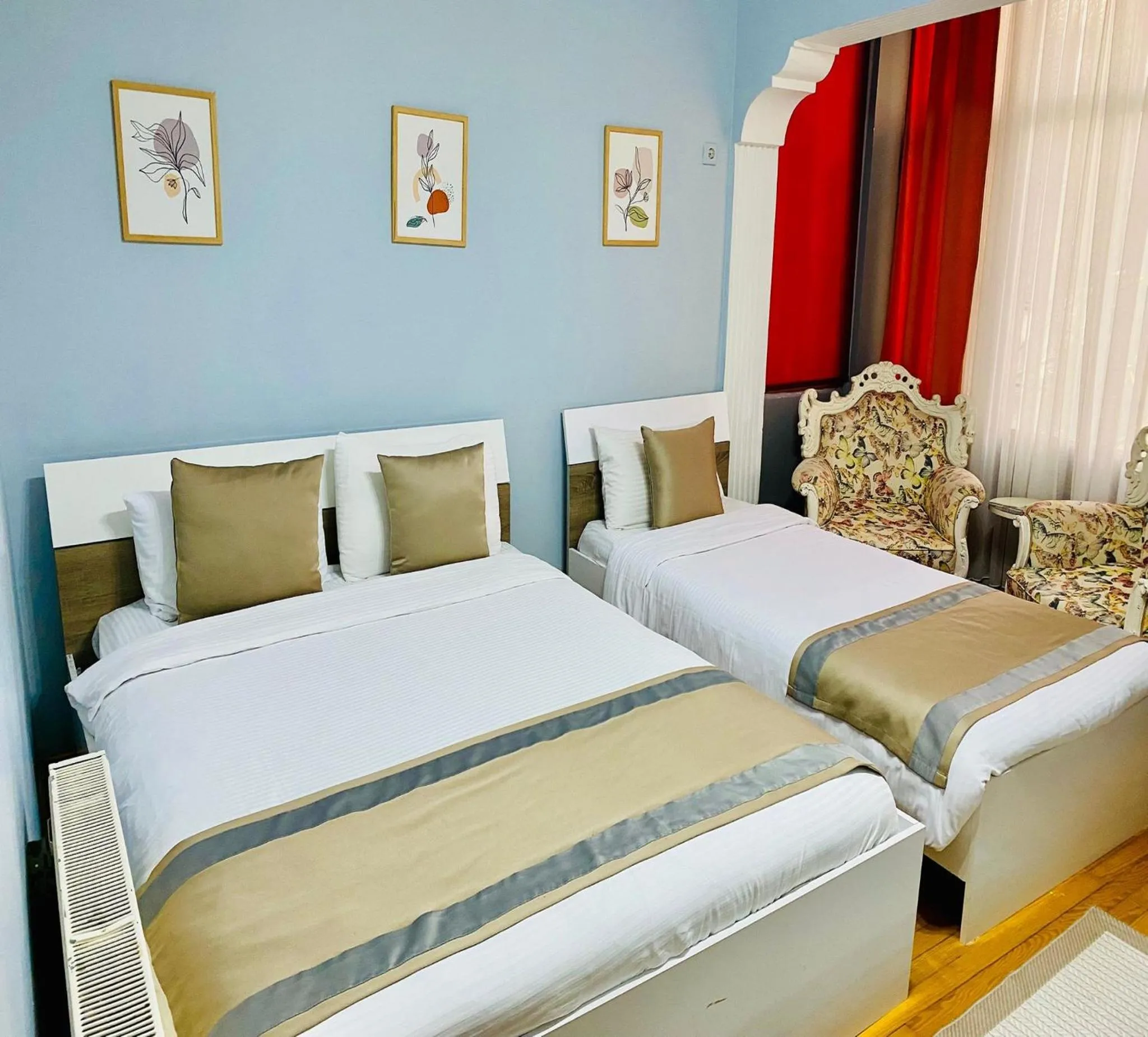 Photo of the whole room, Bed in Unique Suite Hotel