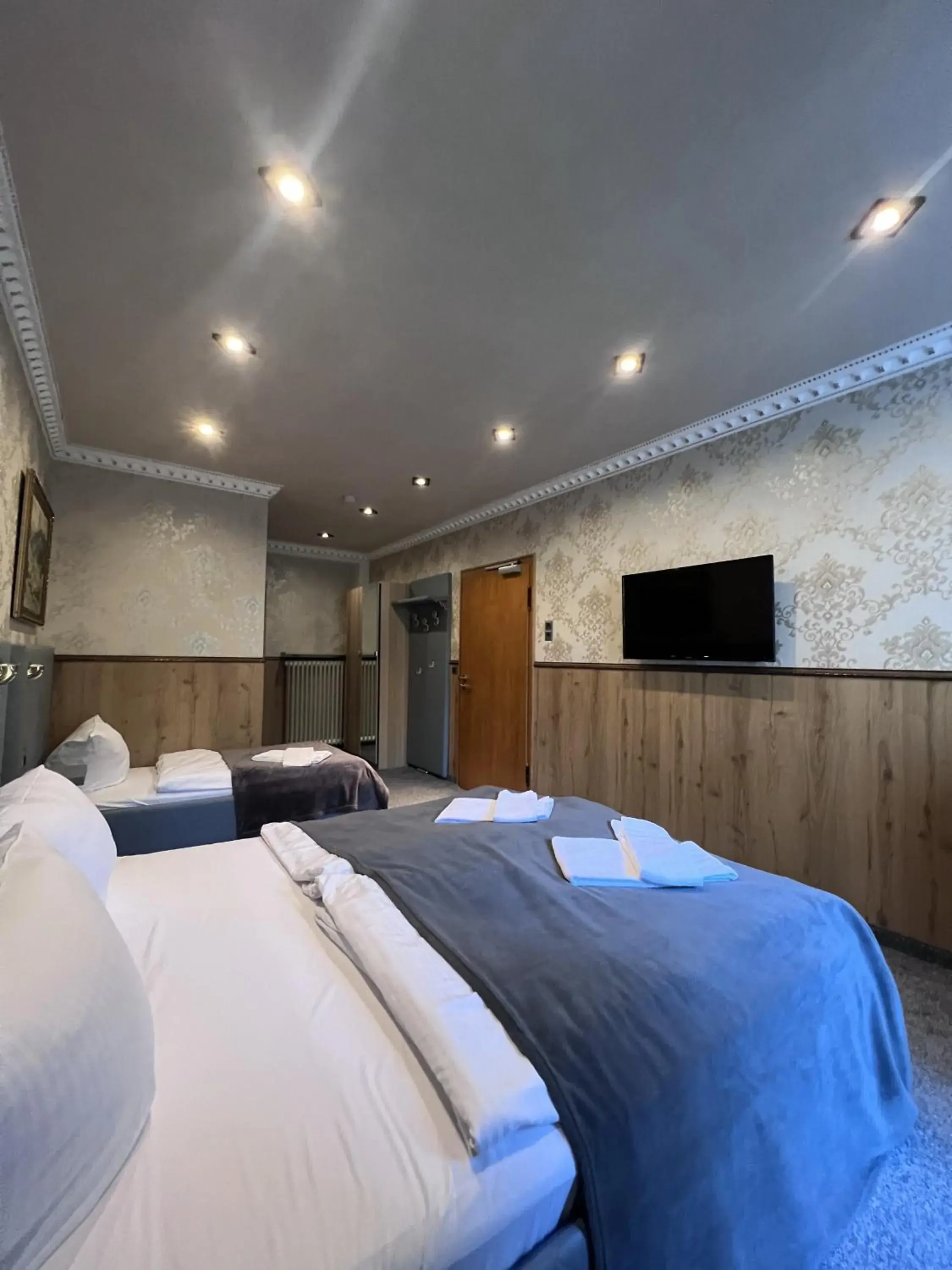 Triple Room with Balcony - single occupancy in Hotel Zum Lamm Triple Room with Balcony - single occupancy in Hotel Zum Lamm