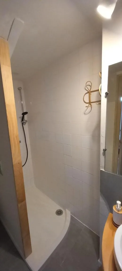 Shower in les cèdres bleus de Joany